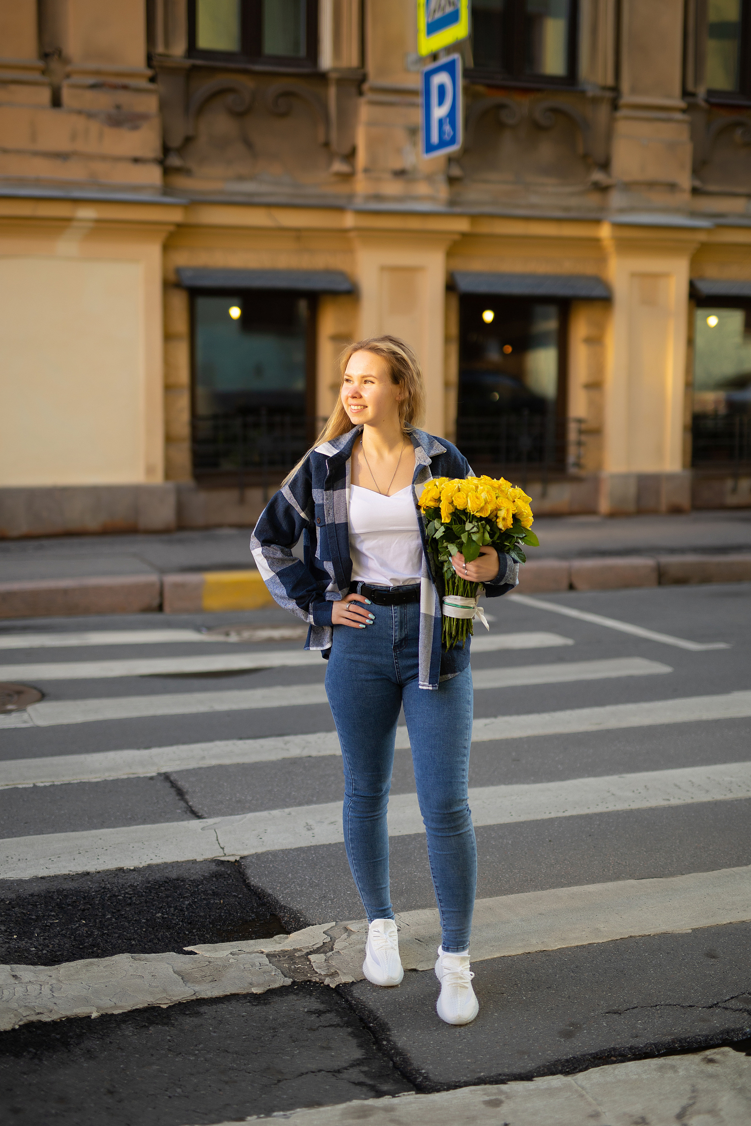 Девушка идёт через дорогу