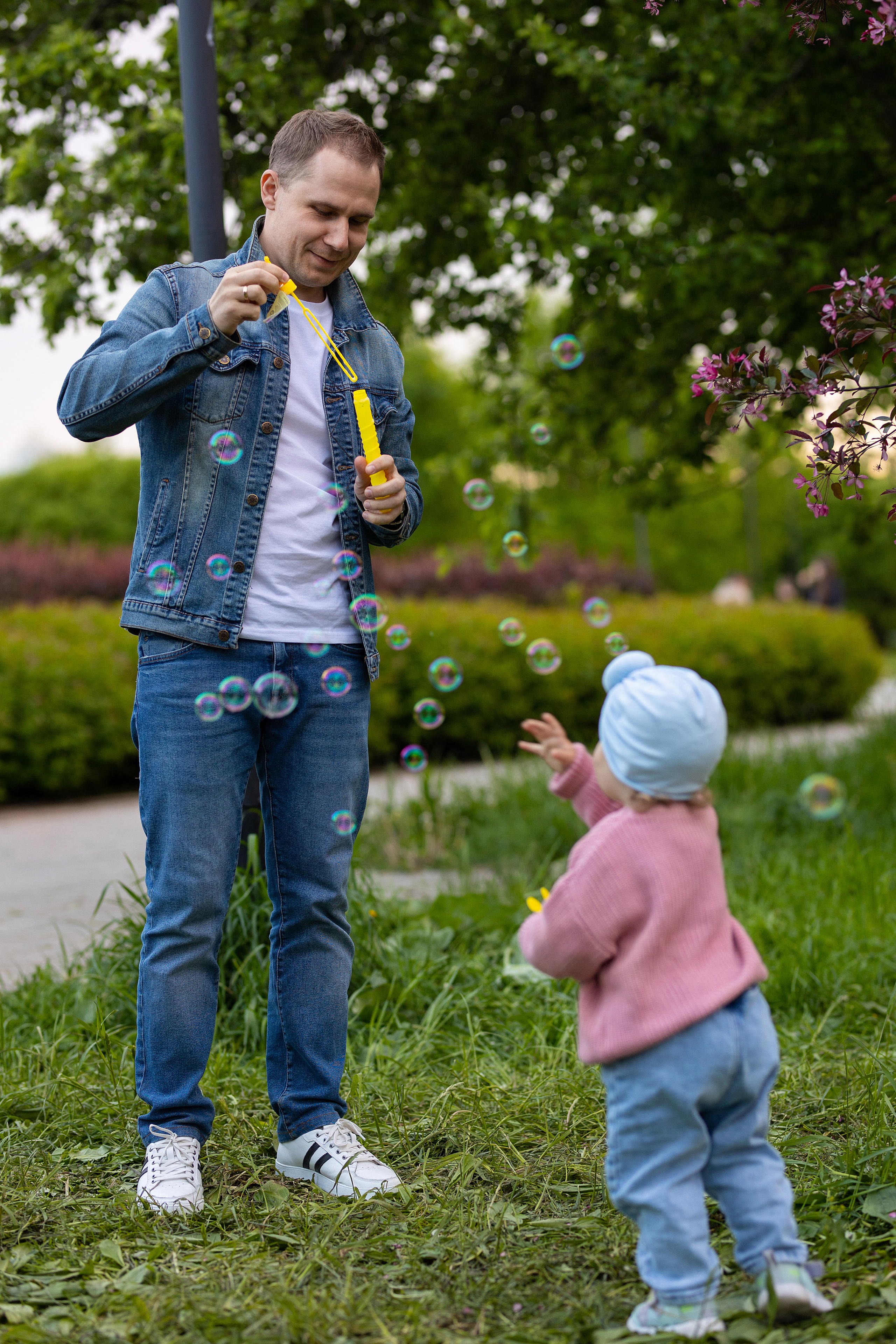 папа и дочка пускают мыльные пузыри