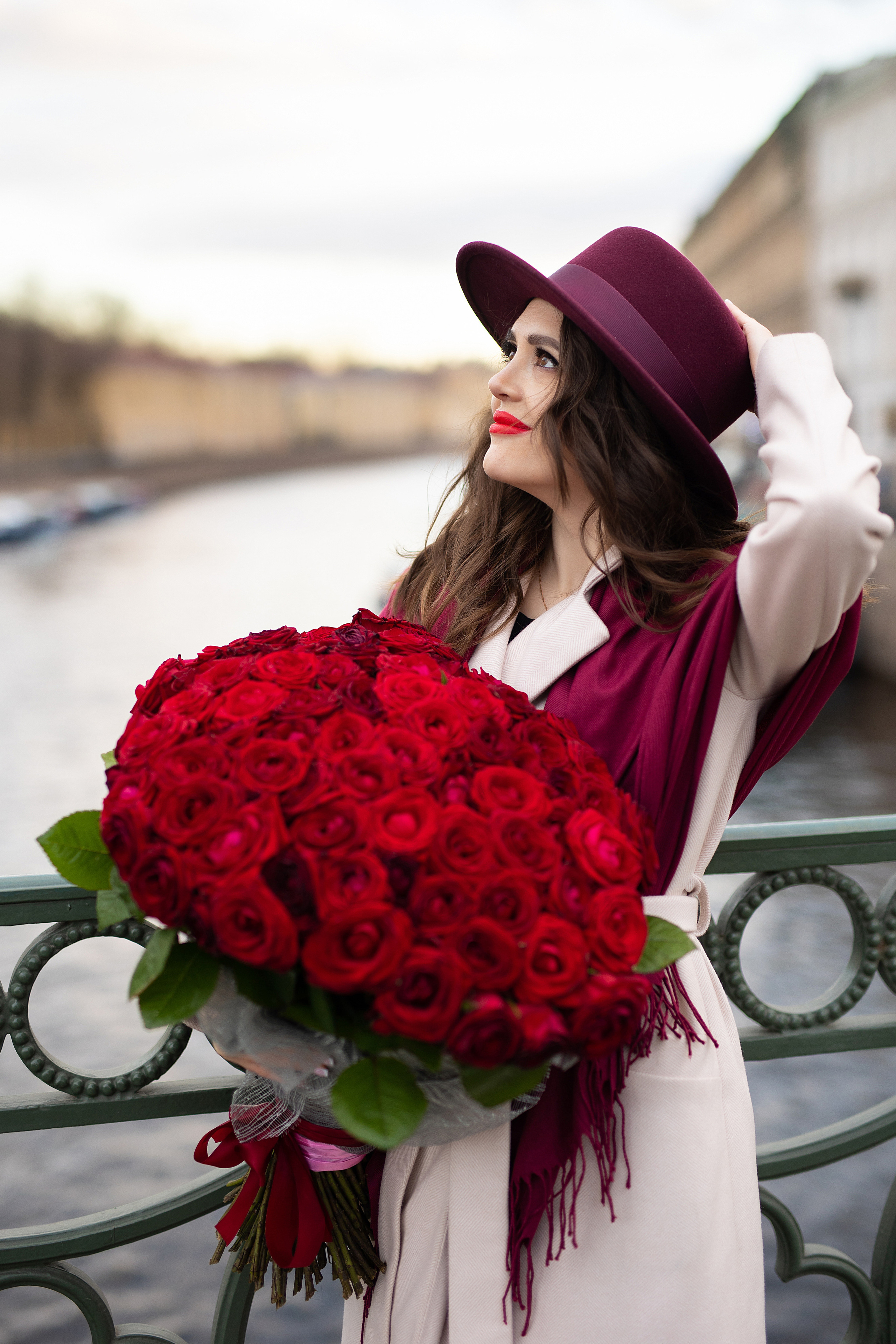 счастливая девушка с букетом