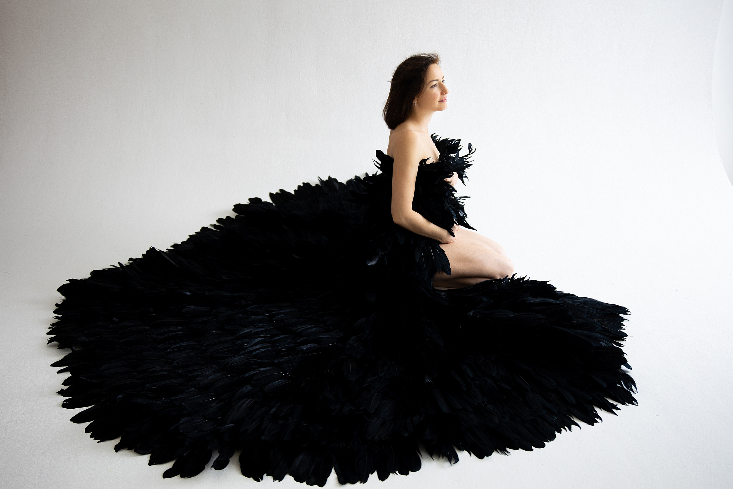 шикарная накидка из перьев для съёмки беременности
