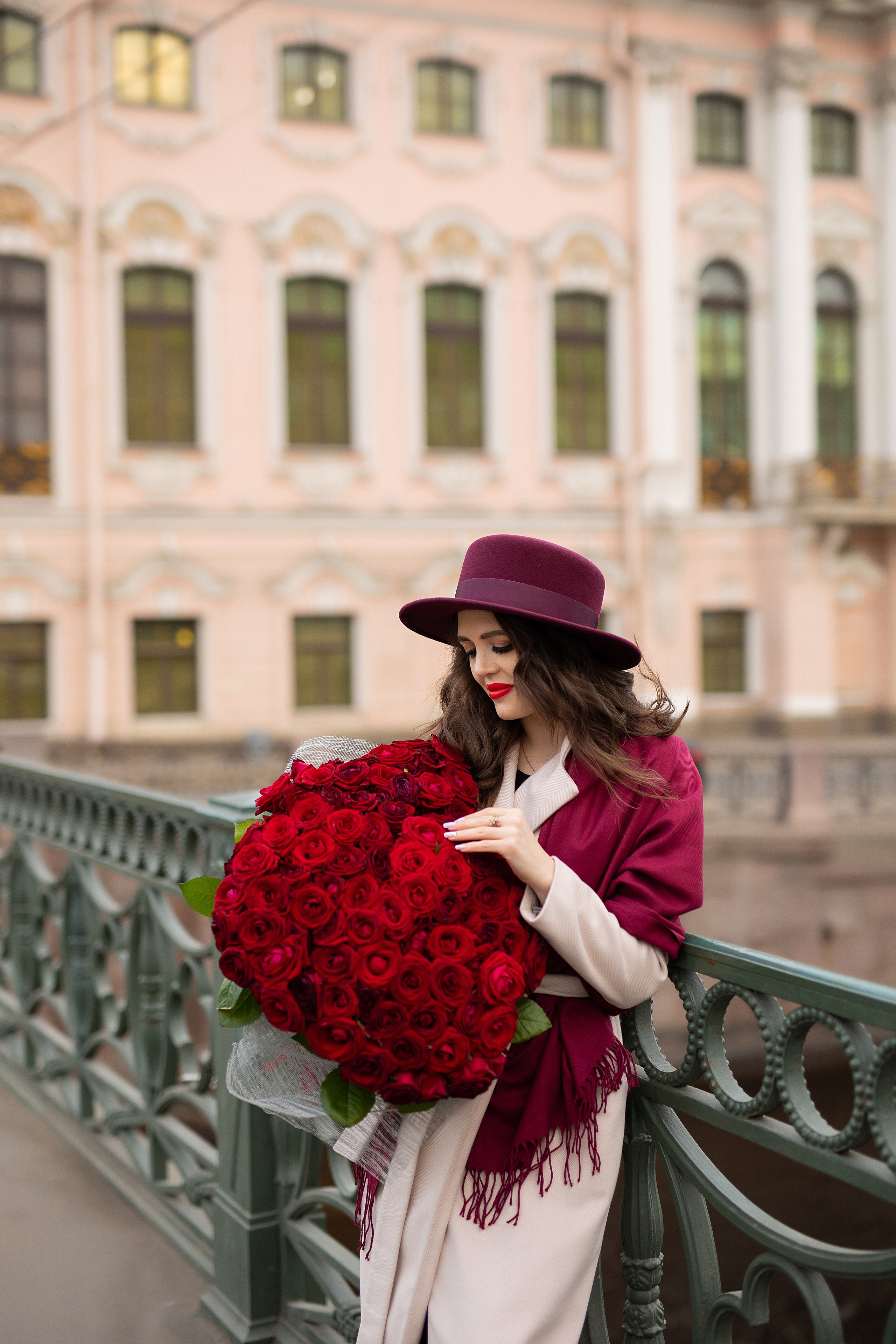 девушка в красной шляпке