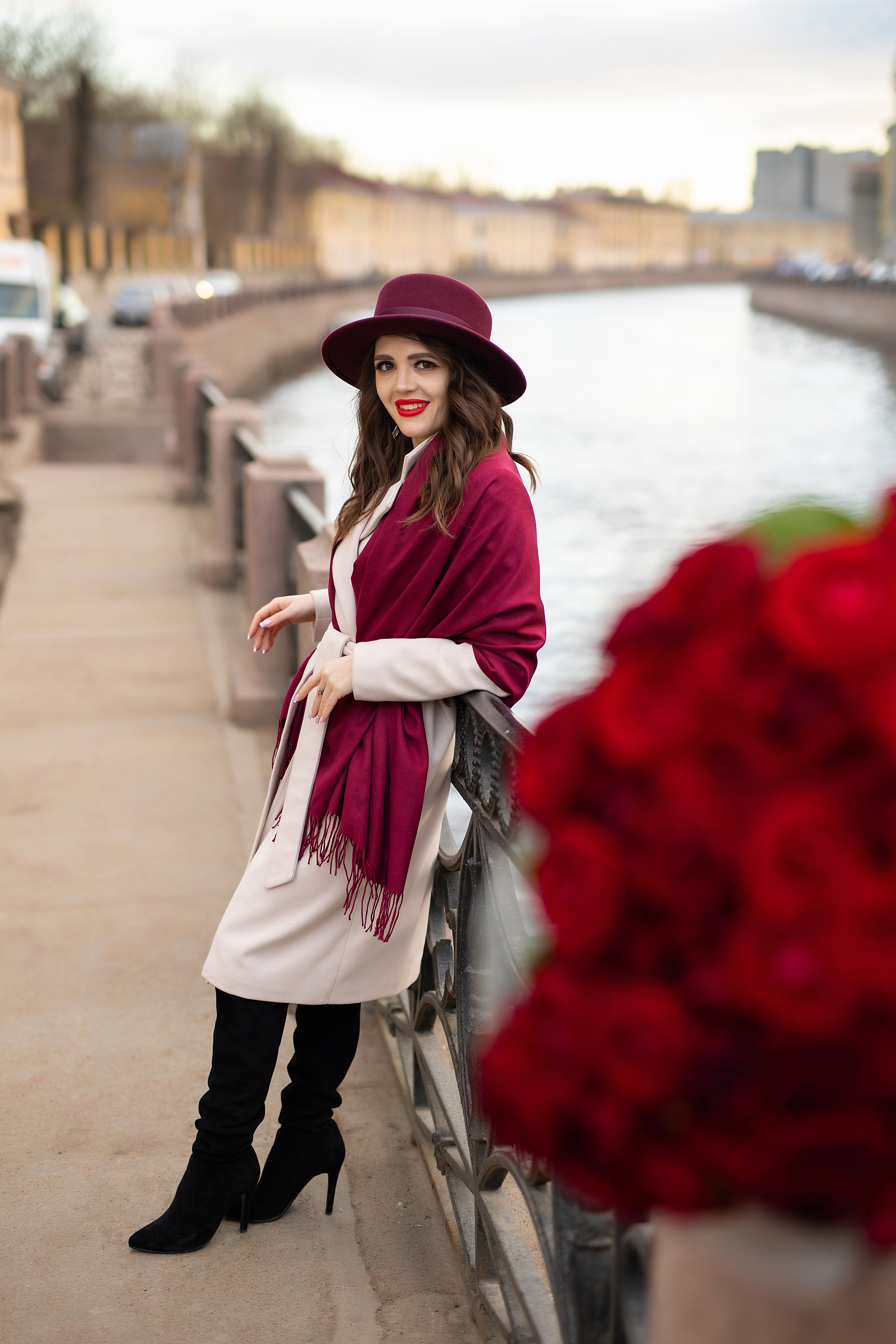 фотосессия с большим букетом красных роз