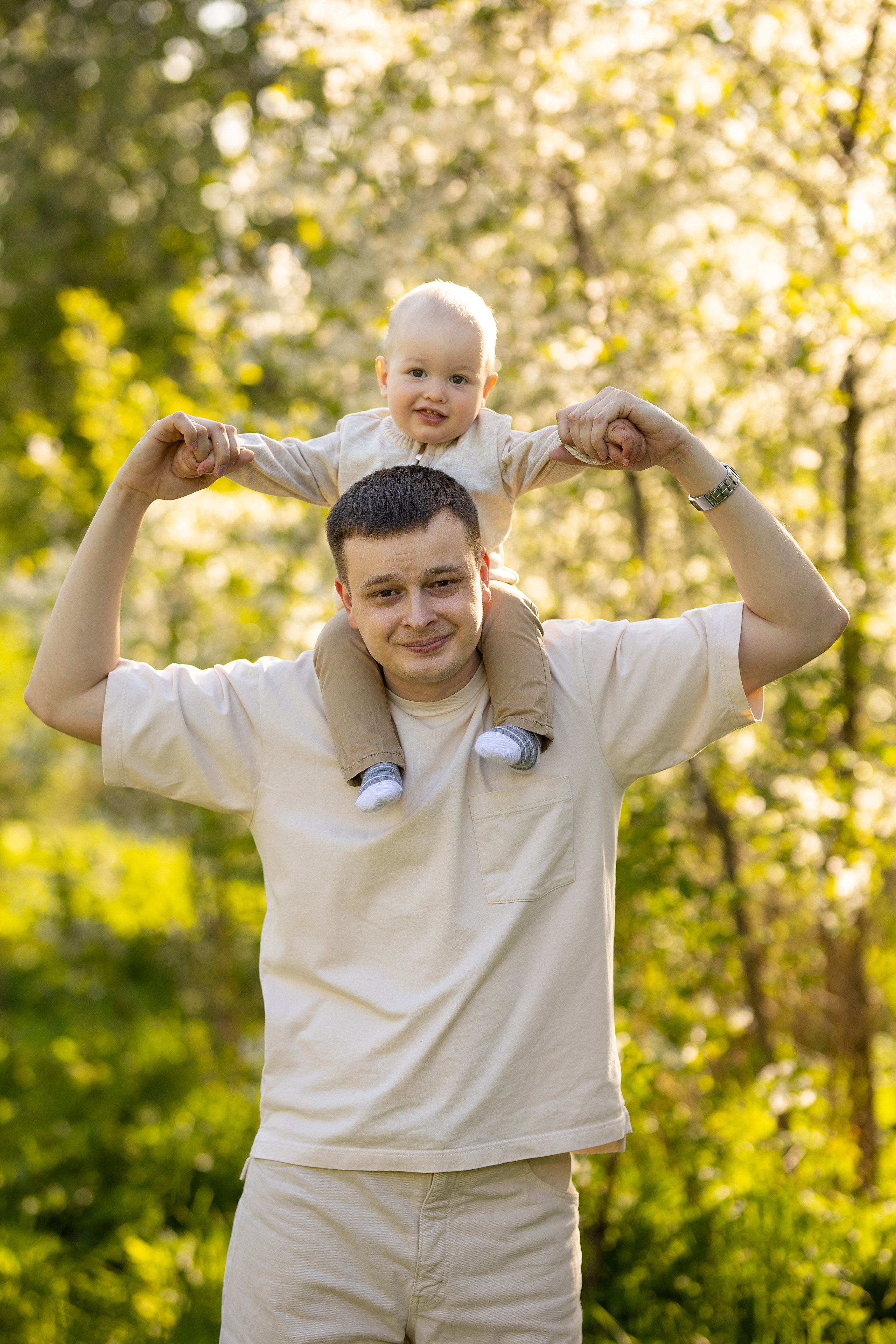 папа держит малыша на плечах