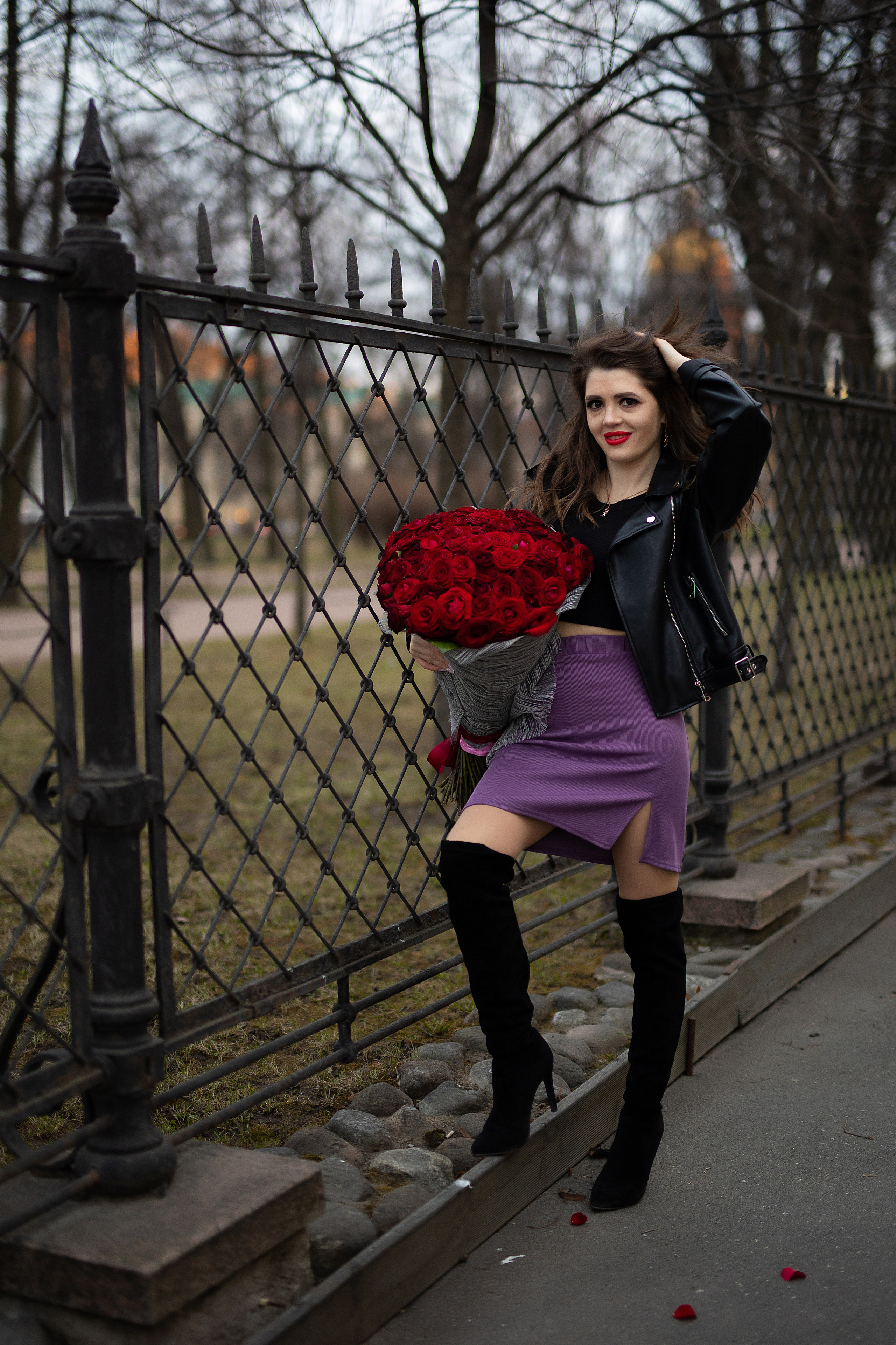 фотосессия в косухе на фоне забора