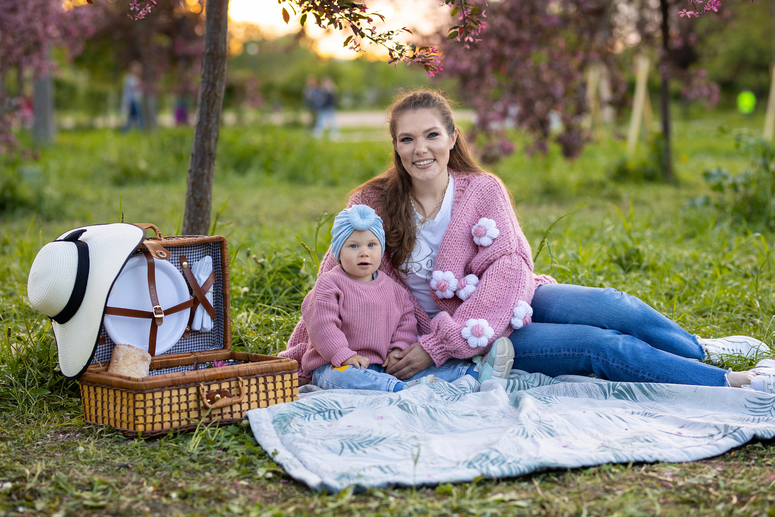 мама с дочкой на пикнике