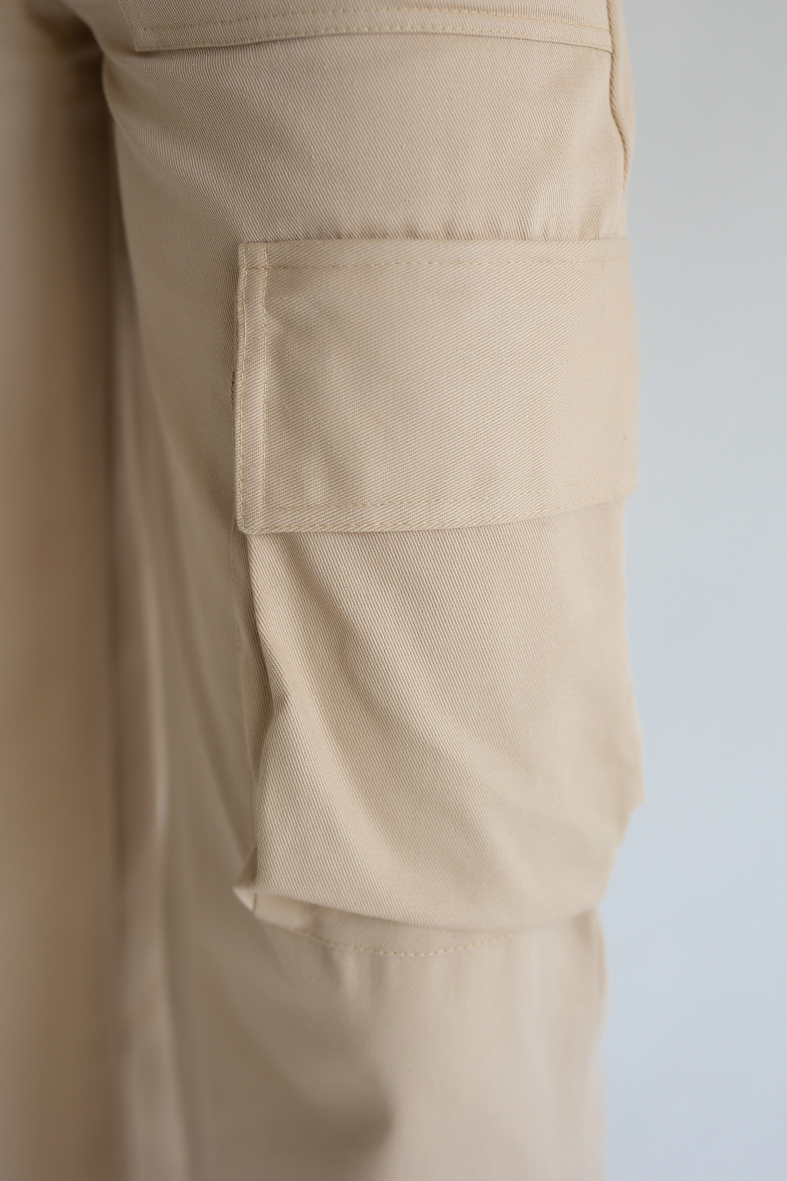 фотосъёмка  брюк на циклораме крупный план