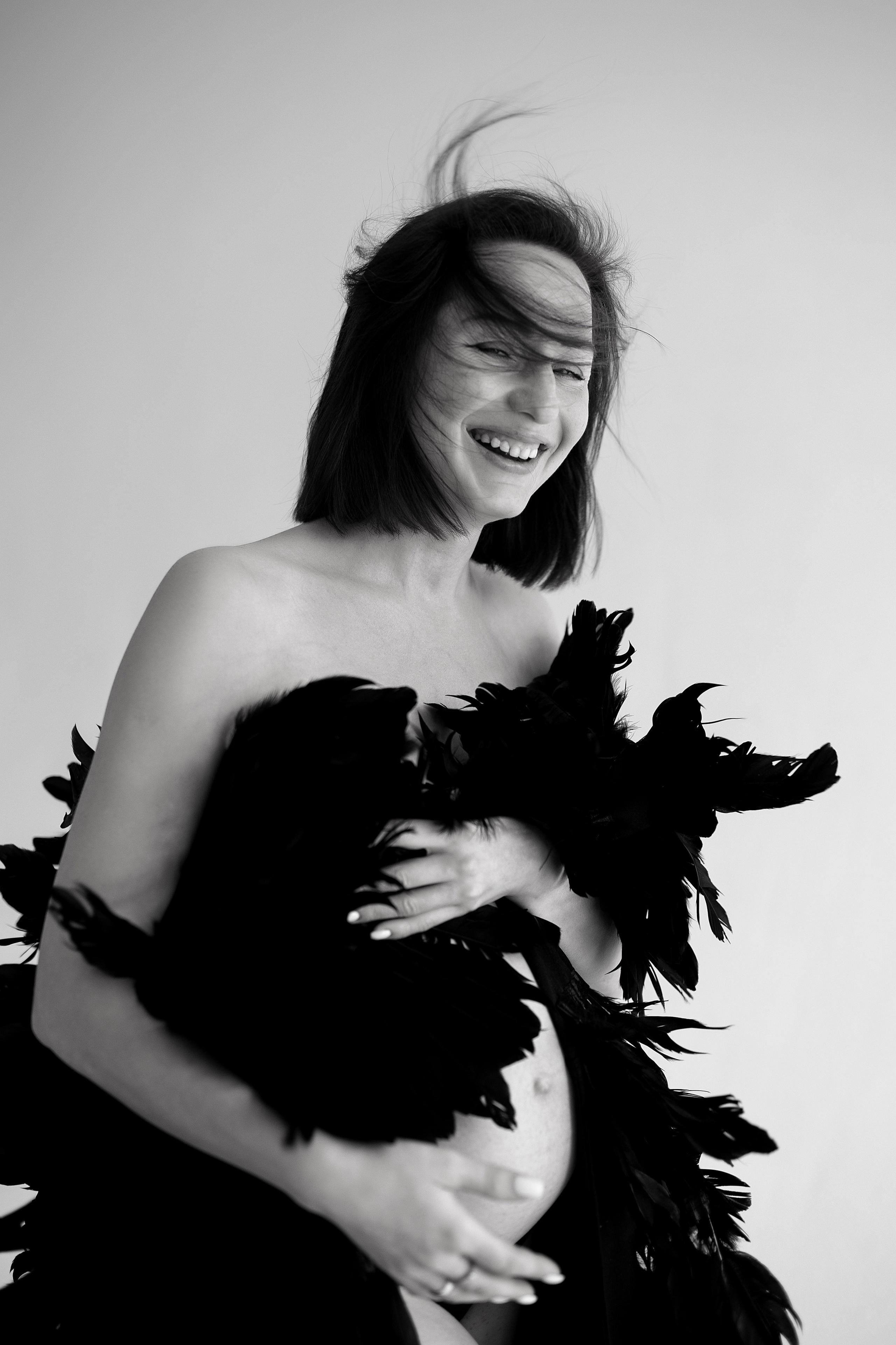 эмоциональная съёмка беременности накидка из перьев для фотосессии