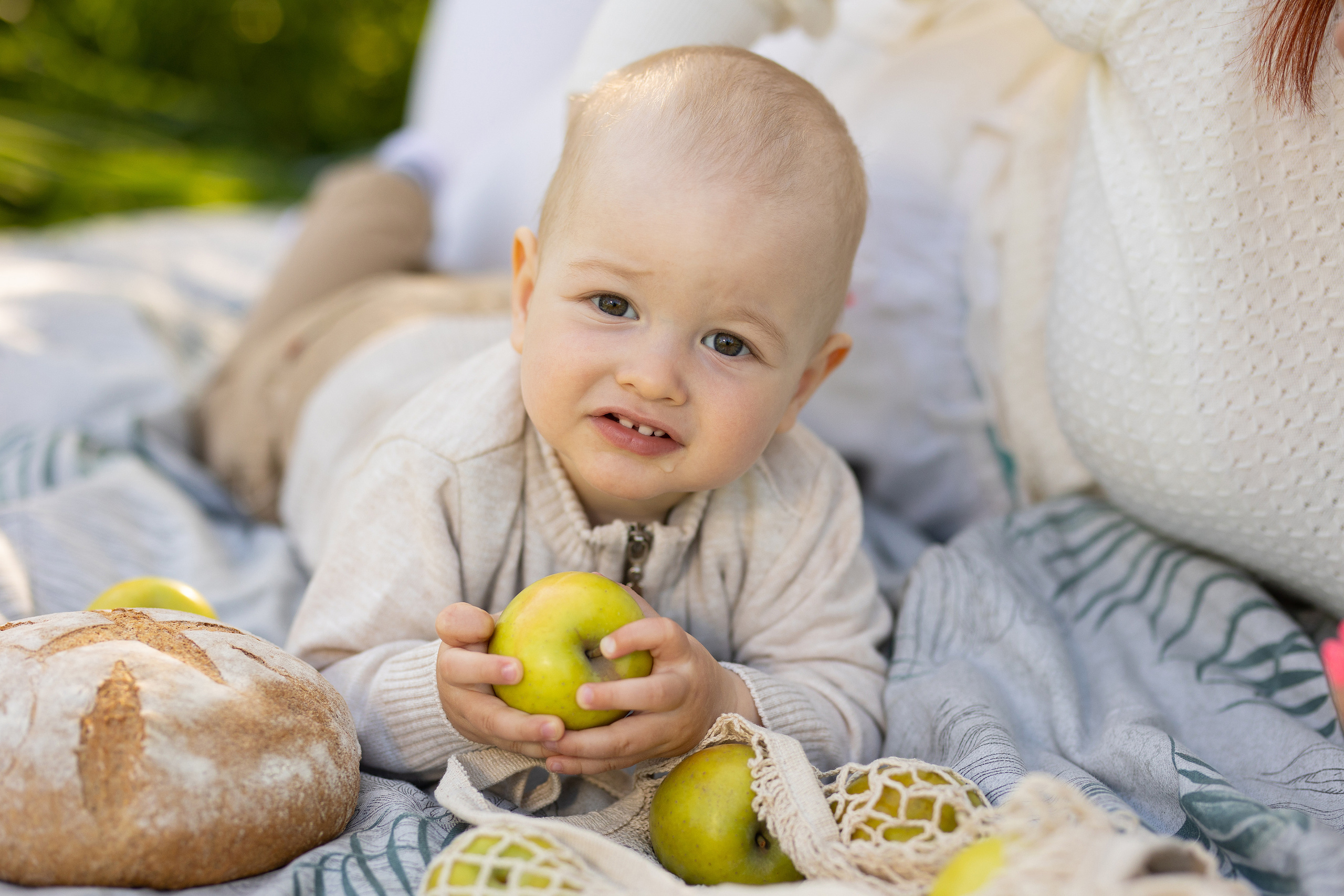 малыш держит яблоко