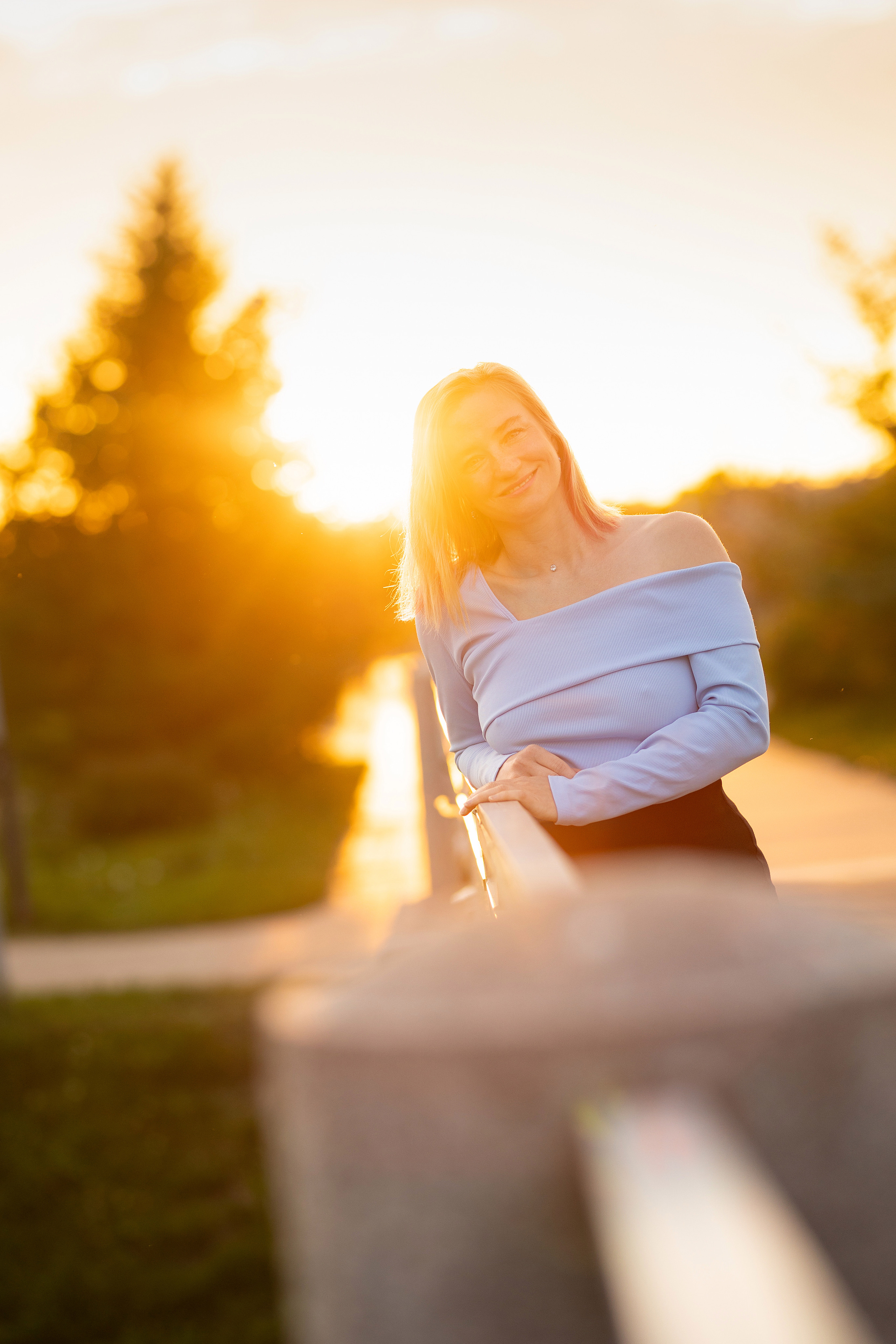 портрет девушки женщины в лучах закатного солнца