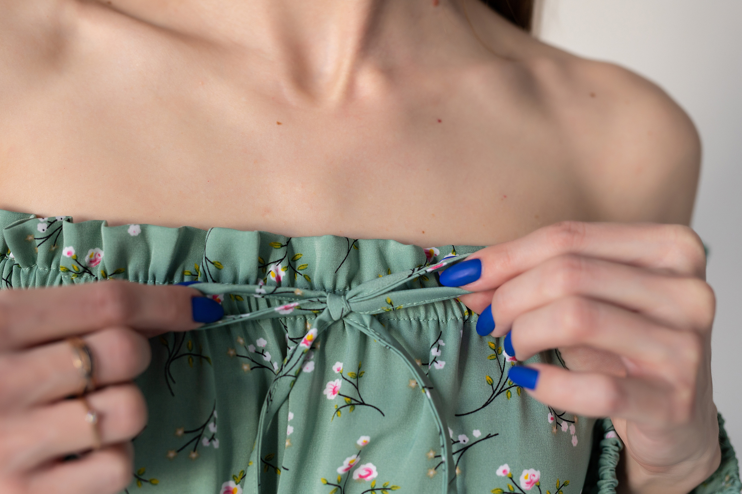 фотосъёмка платьев для озон на белом фоне