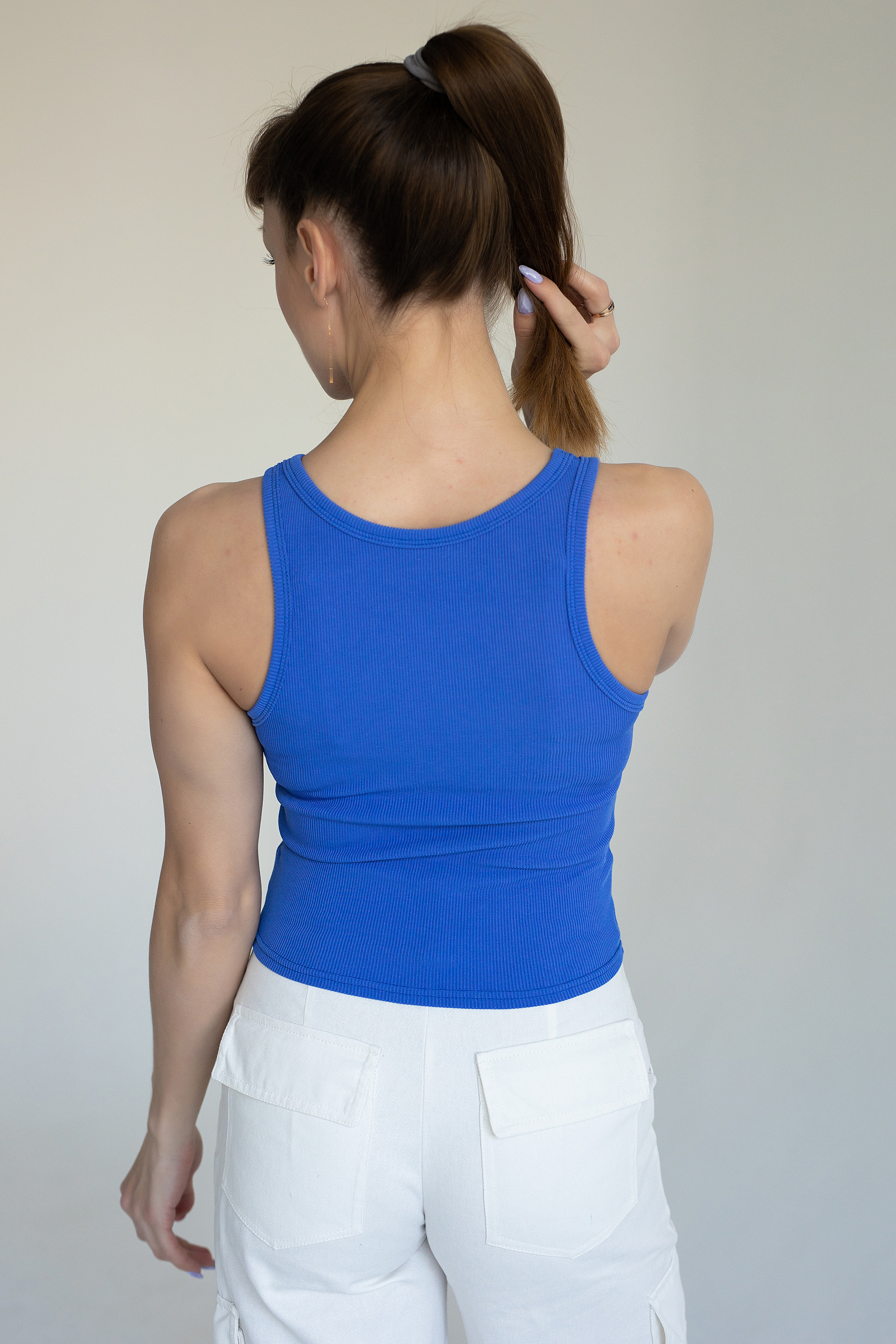 стройная модель для съёмки товаров маркетплейс