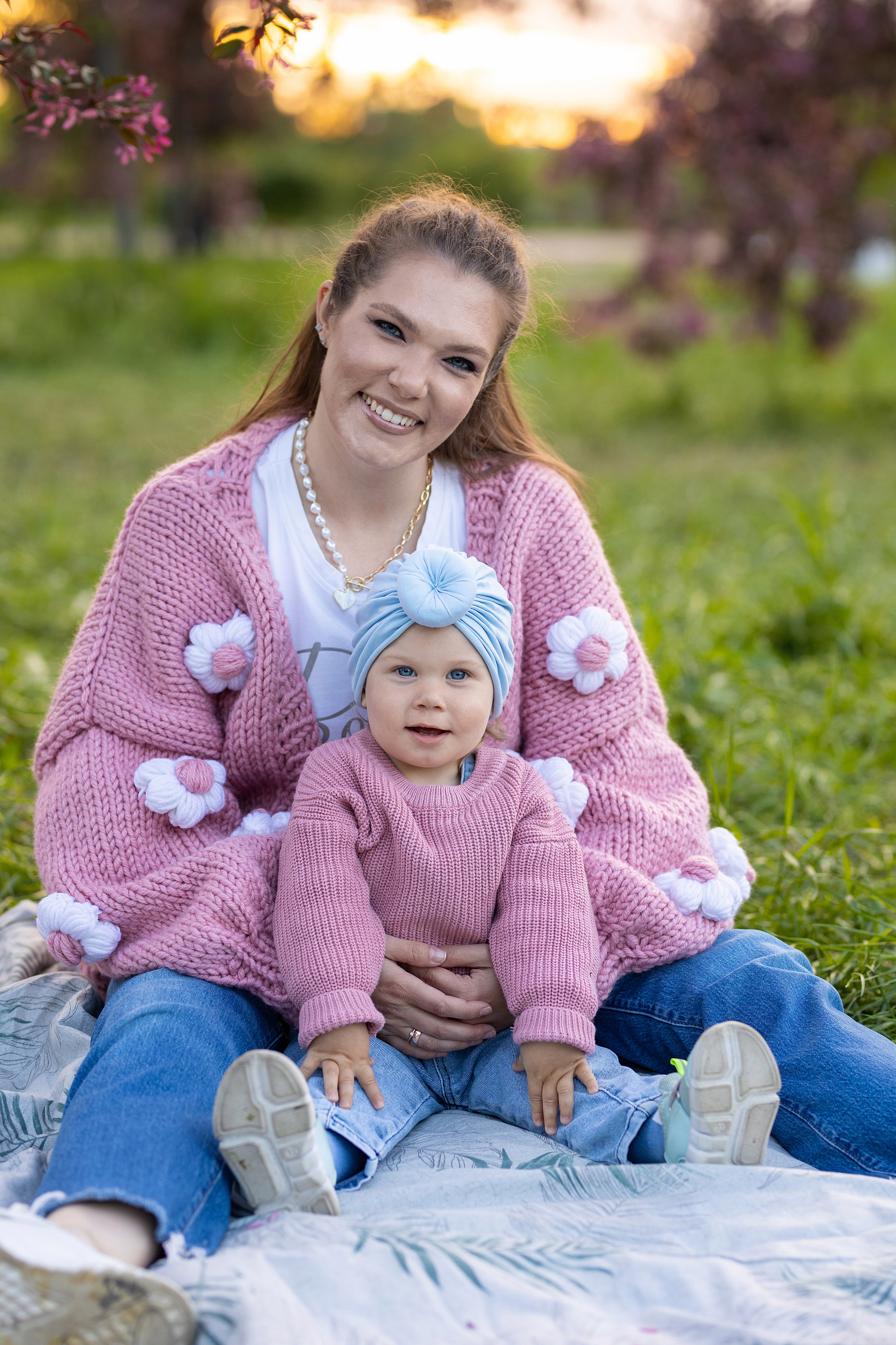 мама с дочкой на пикнике