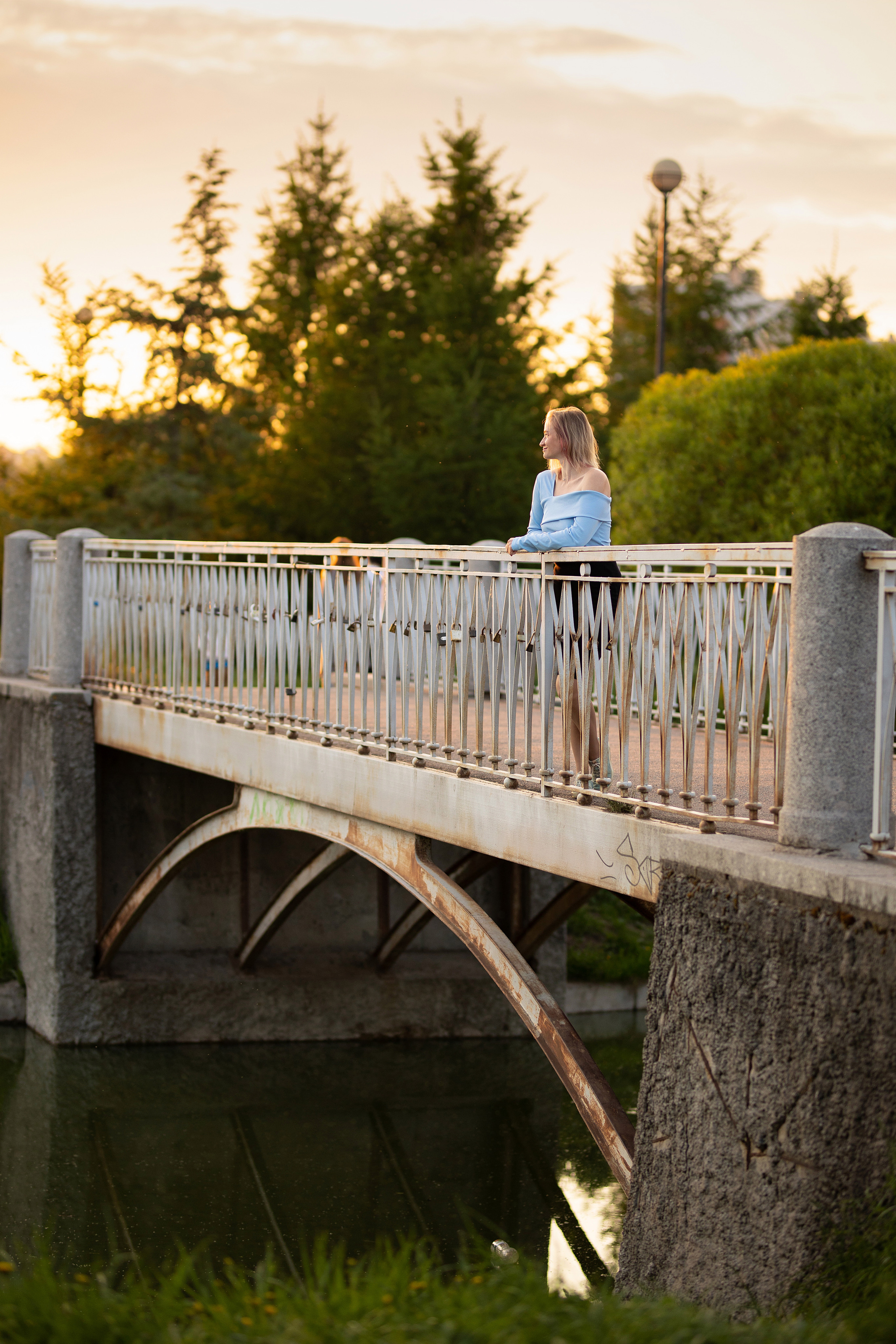 девушка на мосту на закате фотосесия спб