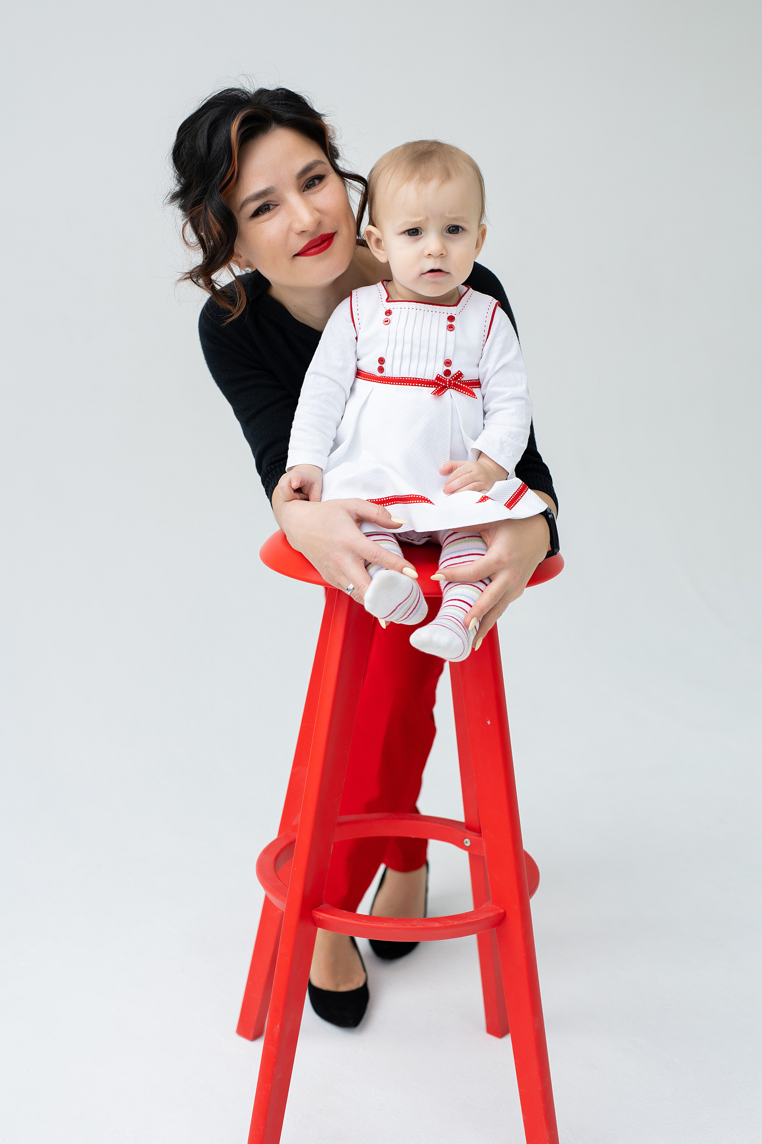 мама обнимает дочь они улыбаются