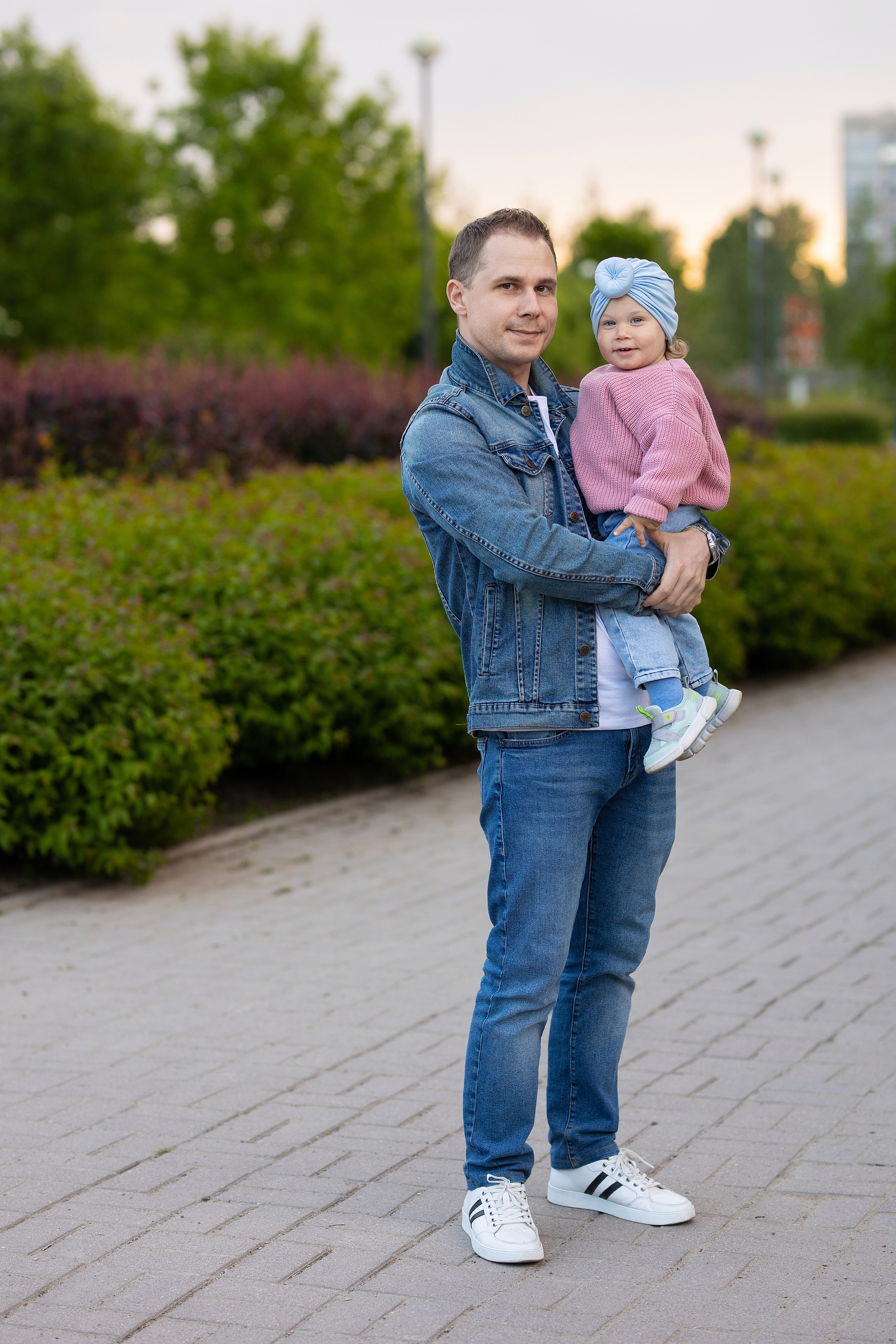 папа носит дочку на руках