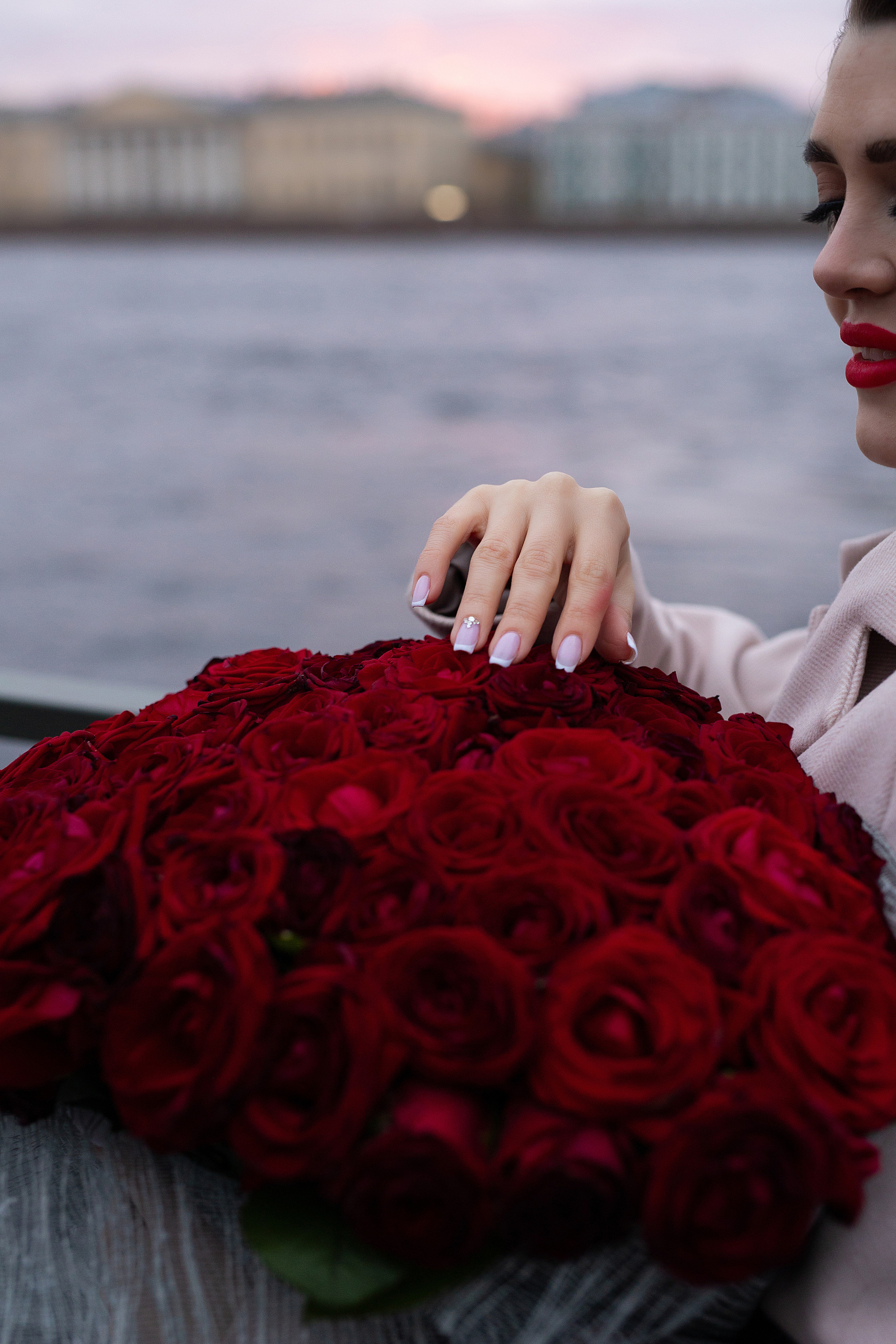 розы большие красные шикарный букет