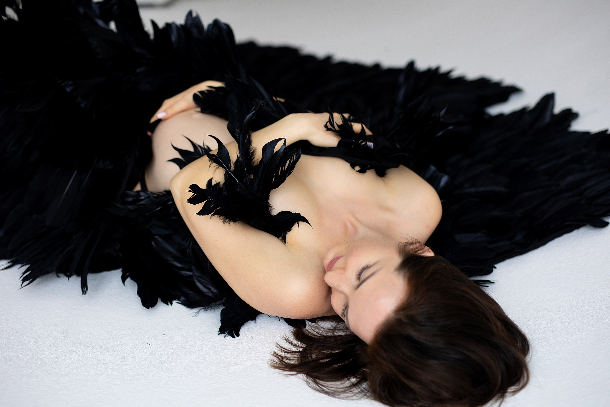 фотосессия в накидке из перьев