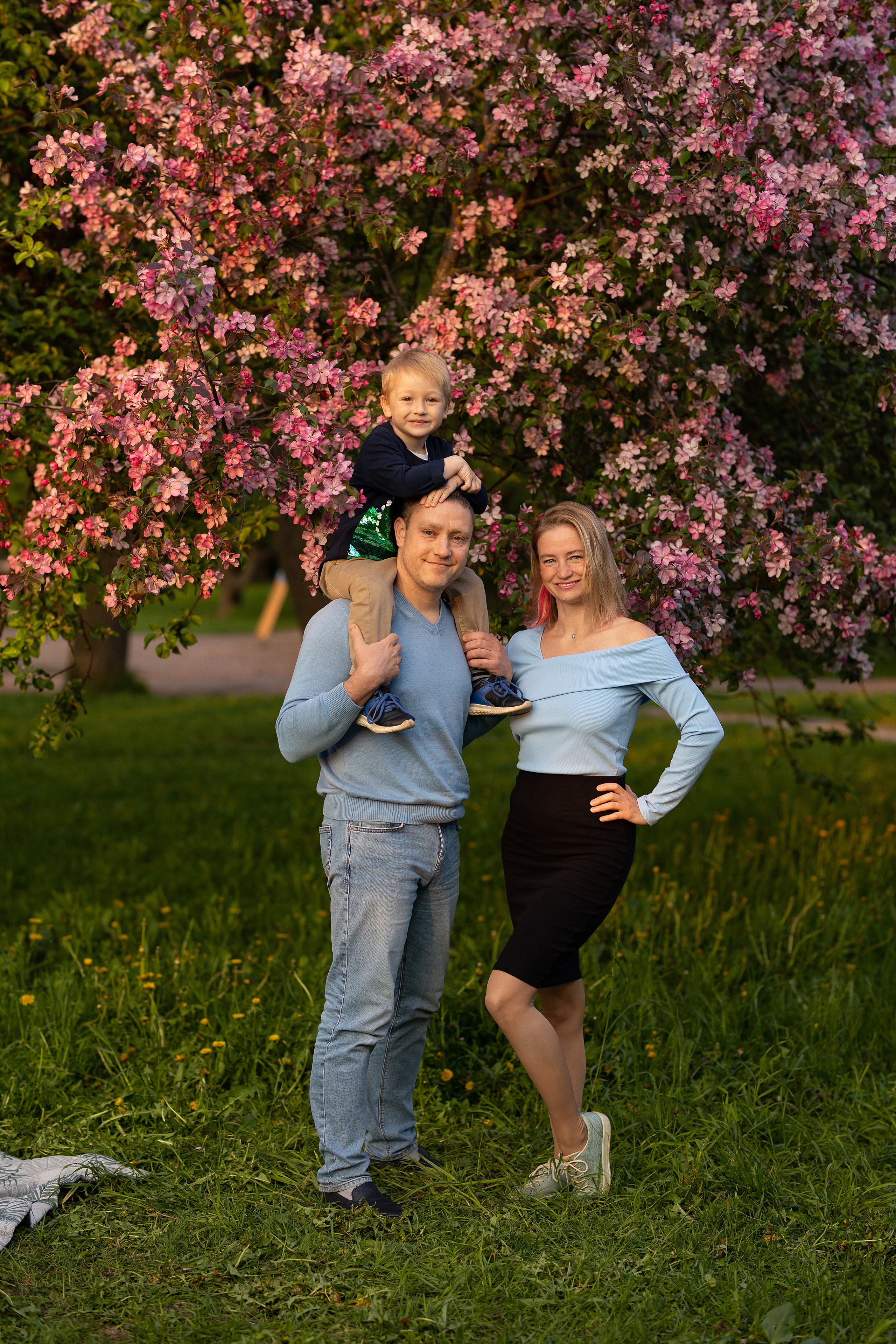 сын на плечах у отца и мама рядом фото