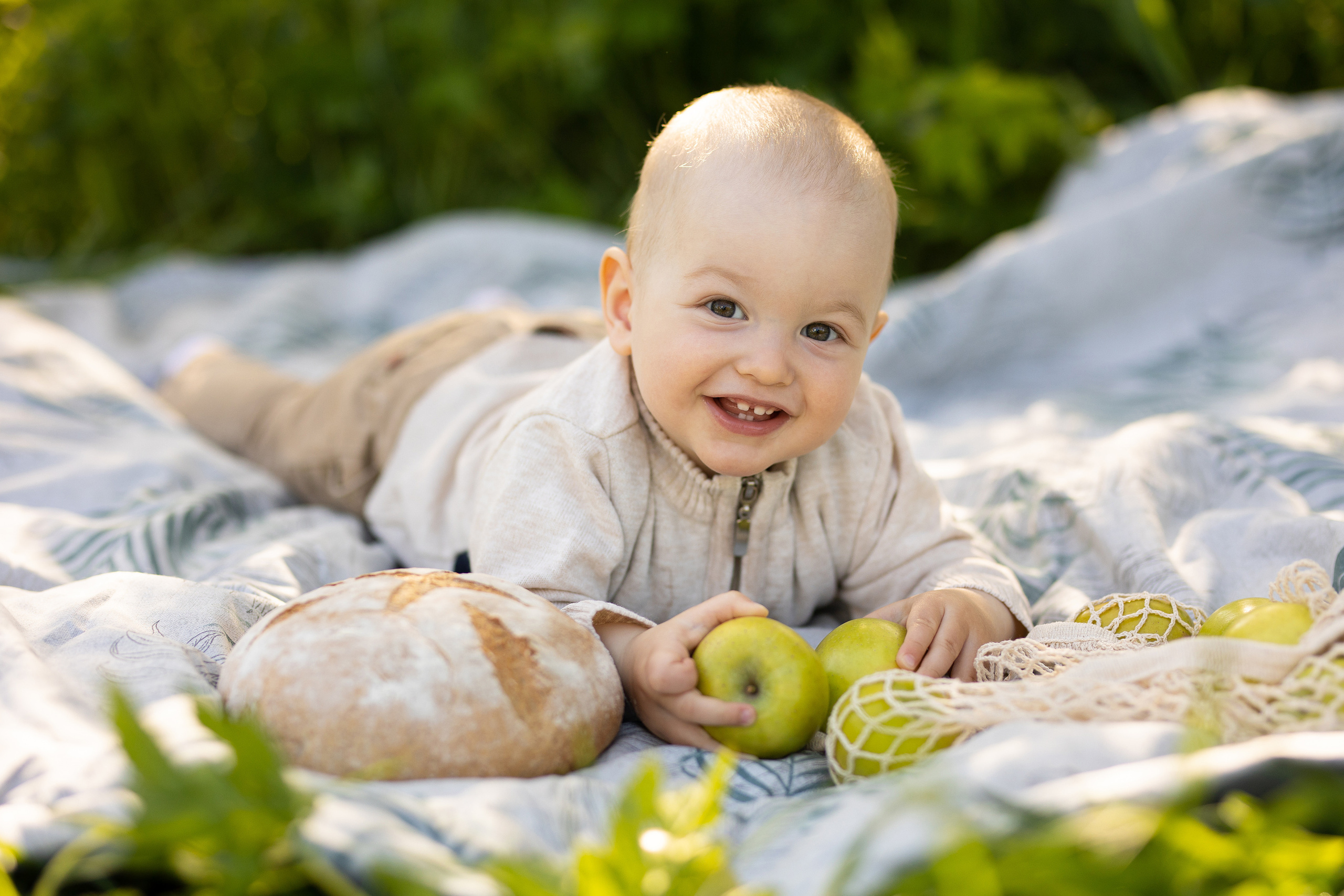 малыш улыбается фотографу
