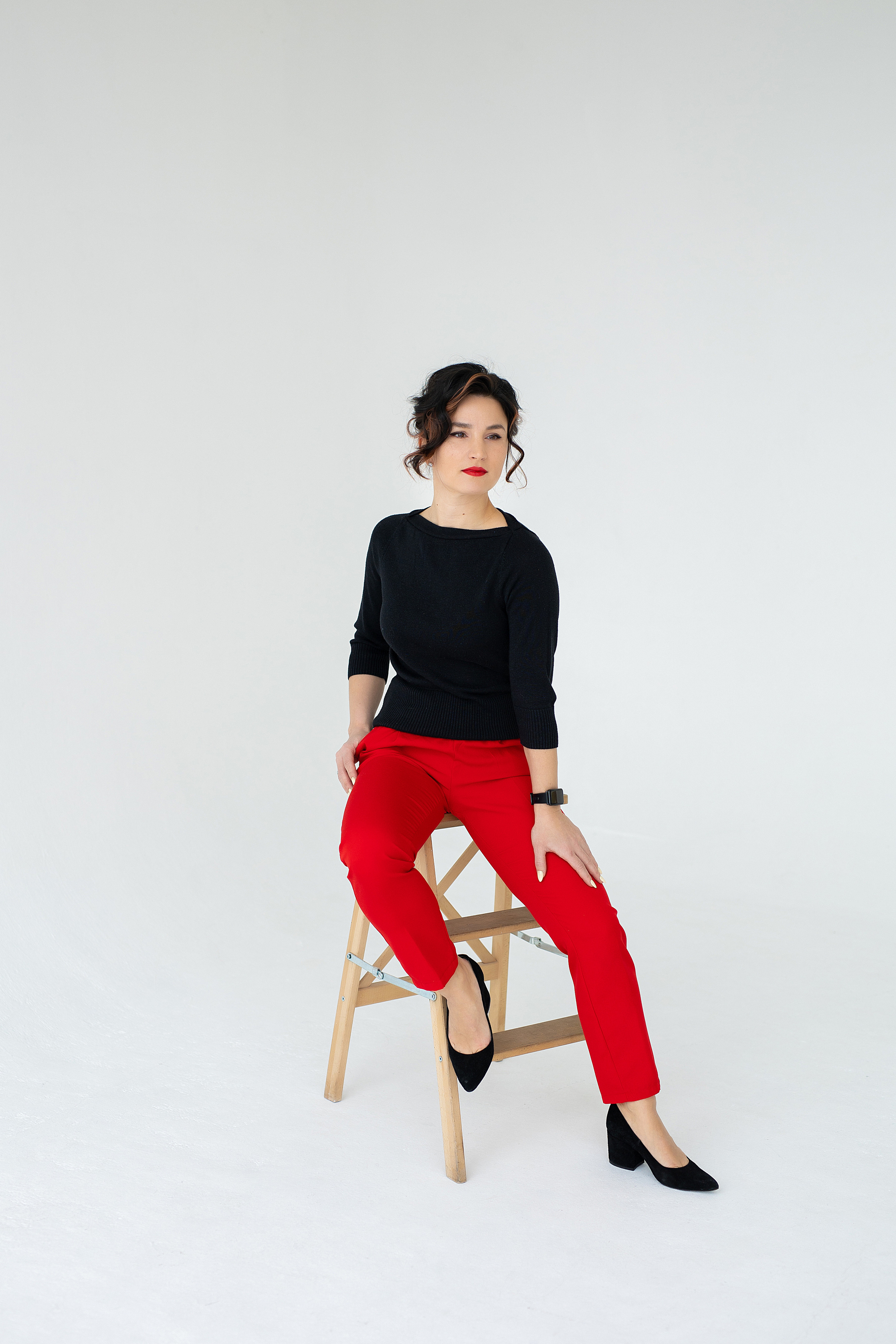 позы для съёмки женщины в студии