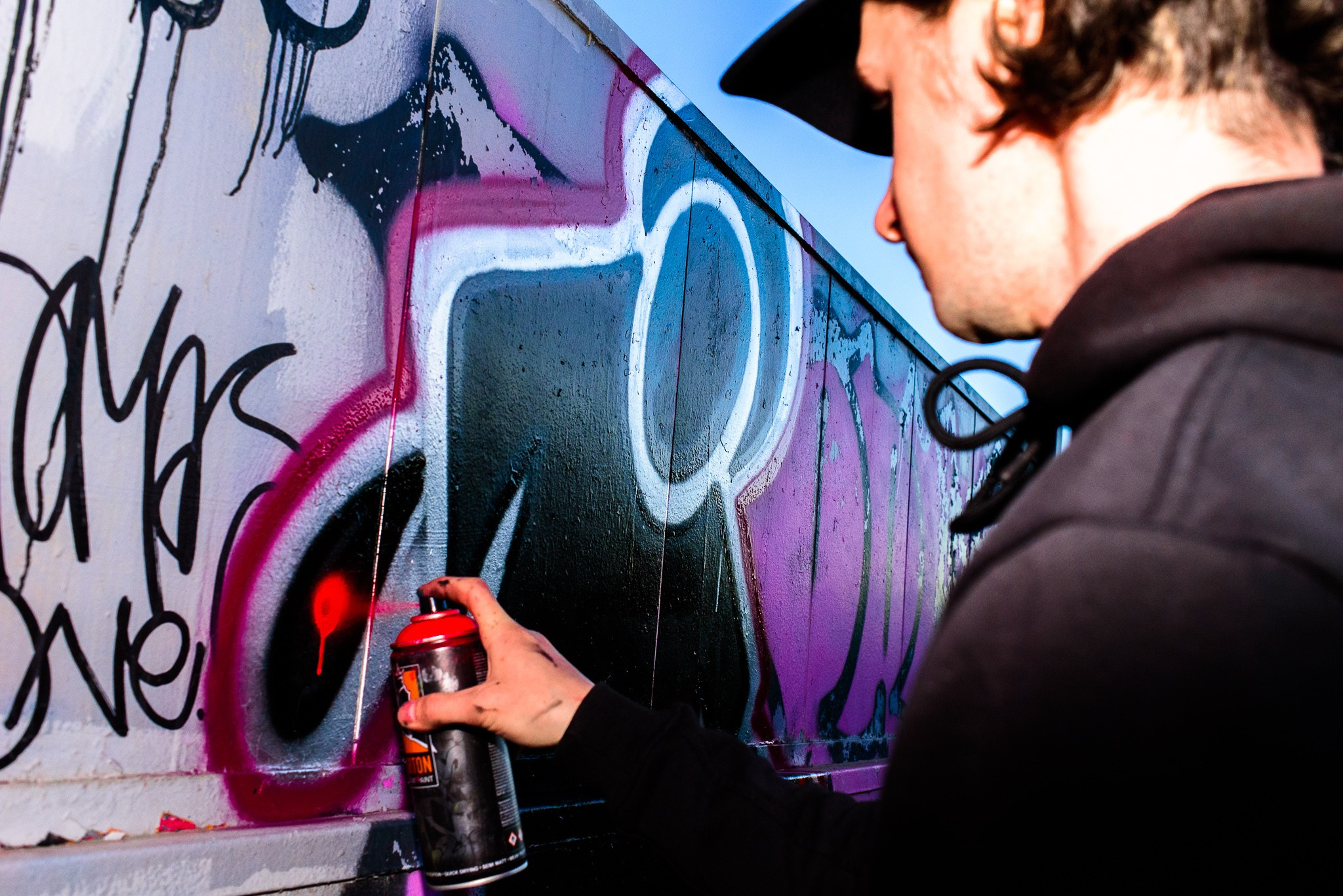 Граффити художник рисует Христа на стенах Петербурга