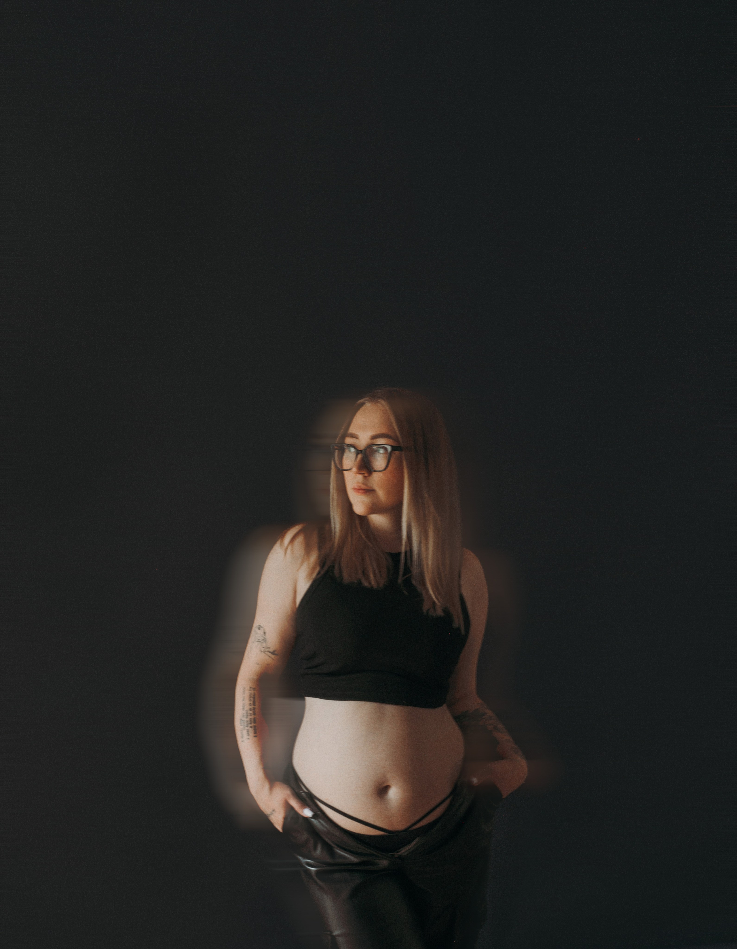 На черном фоне. Семейный и контент фотограф