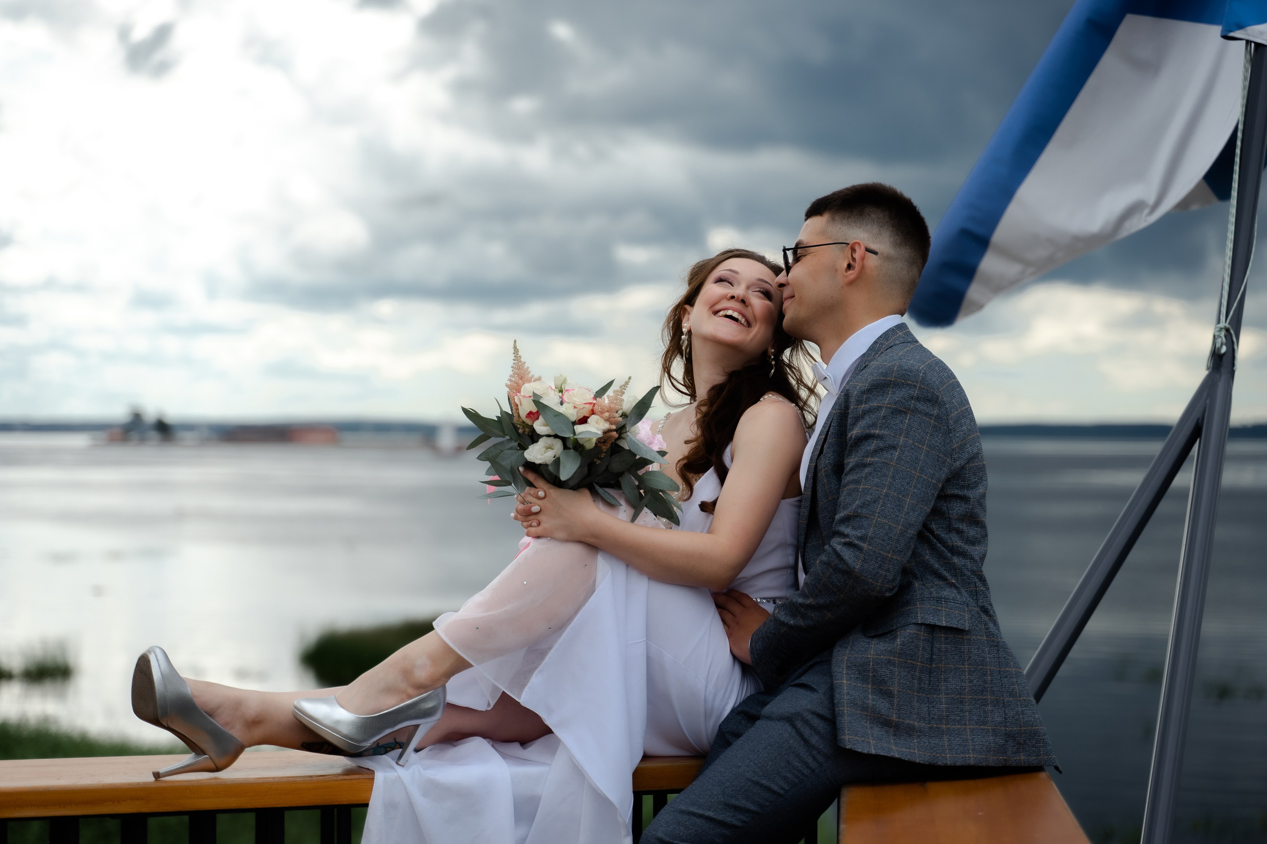 Красивые места для свадебной фотосессии летом в Санкт-Петербурге. Свадебный фотограф Александр Невский в Санкт-Петербурге