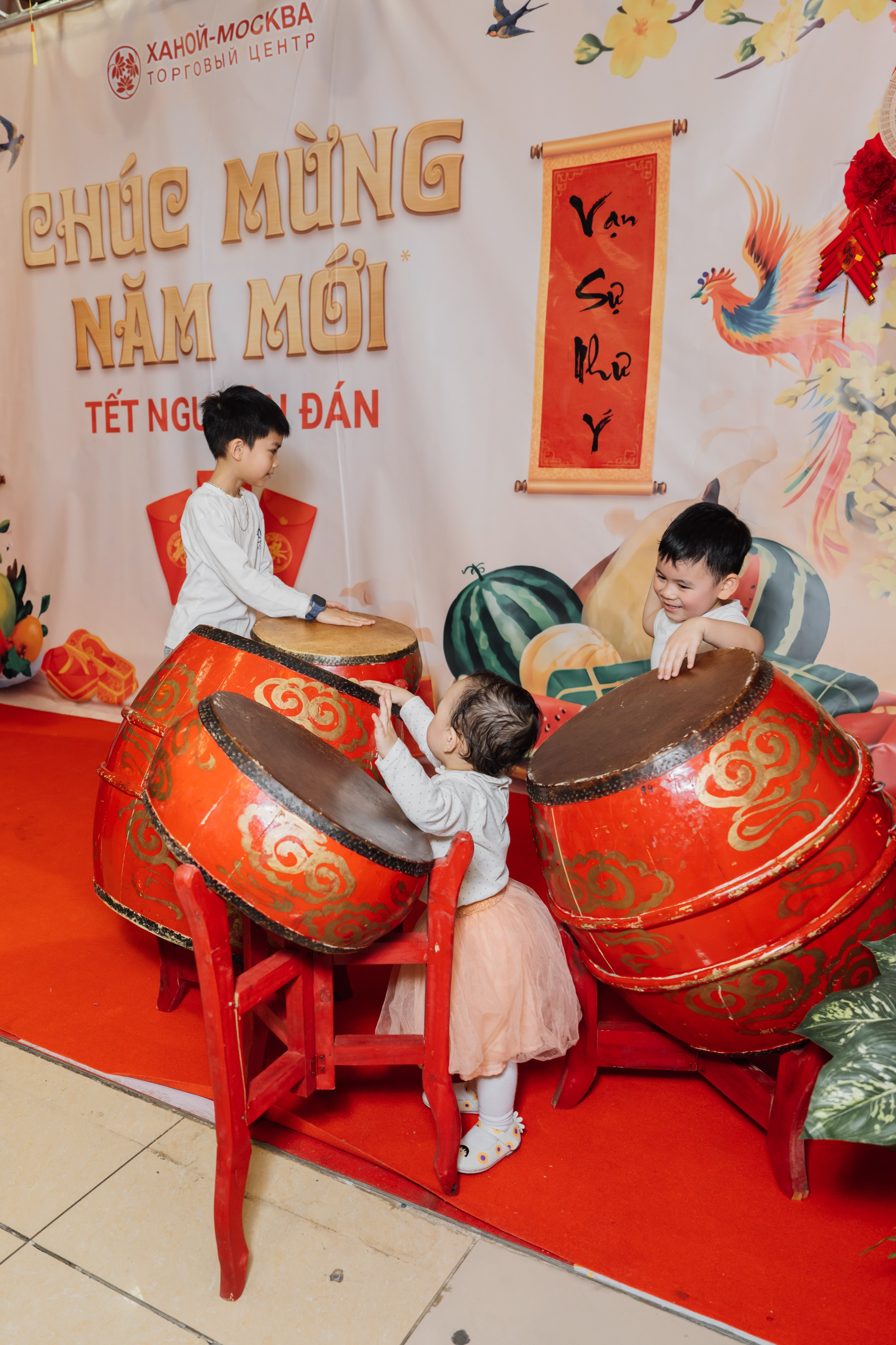 дети играют на вьетнамских барабанах