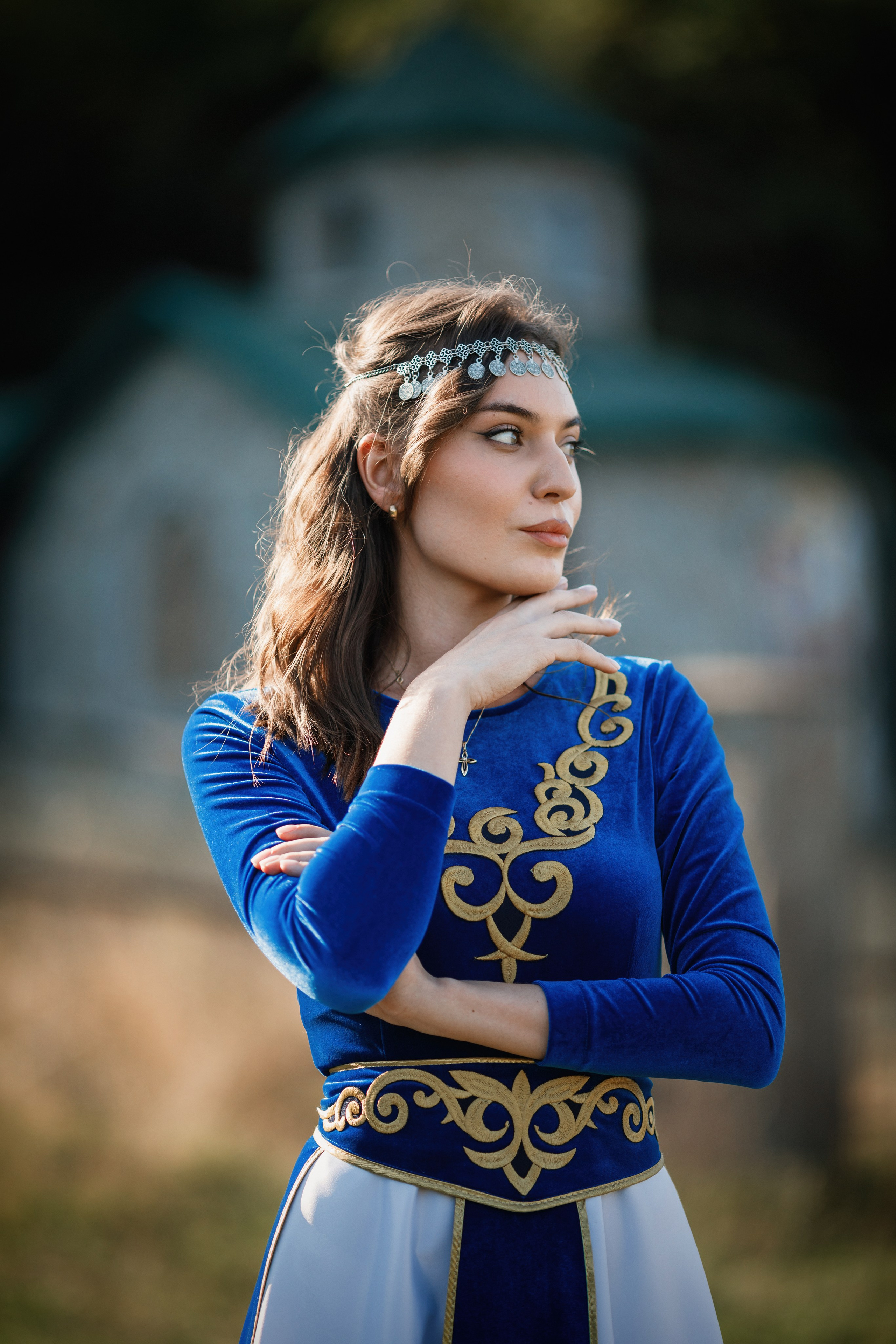 Индивидуальная фотосессия в горах, в армянском национальном платье. Фотограф во Владикавказе Юрий Геворгизов