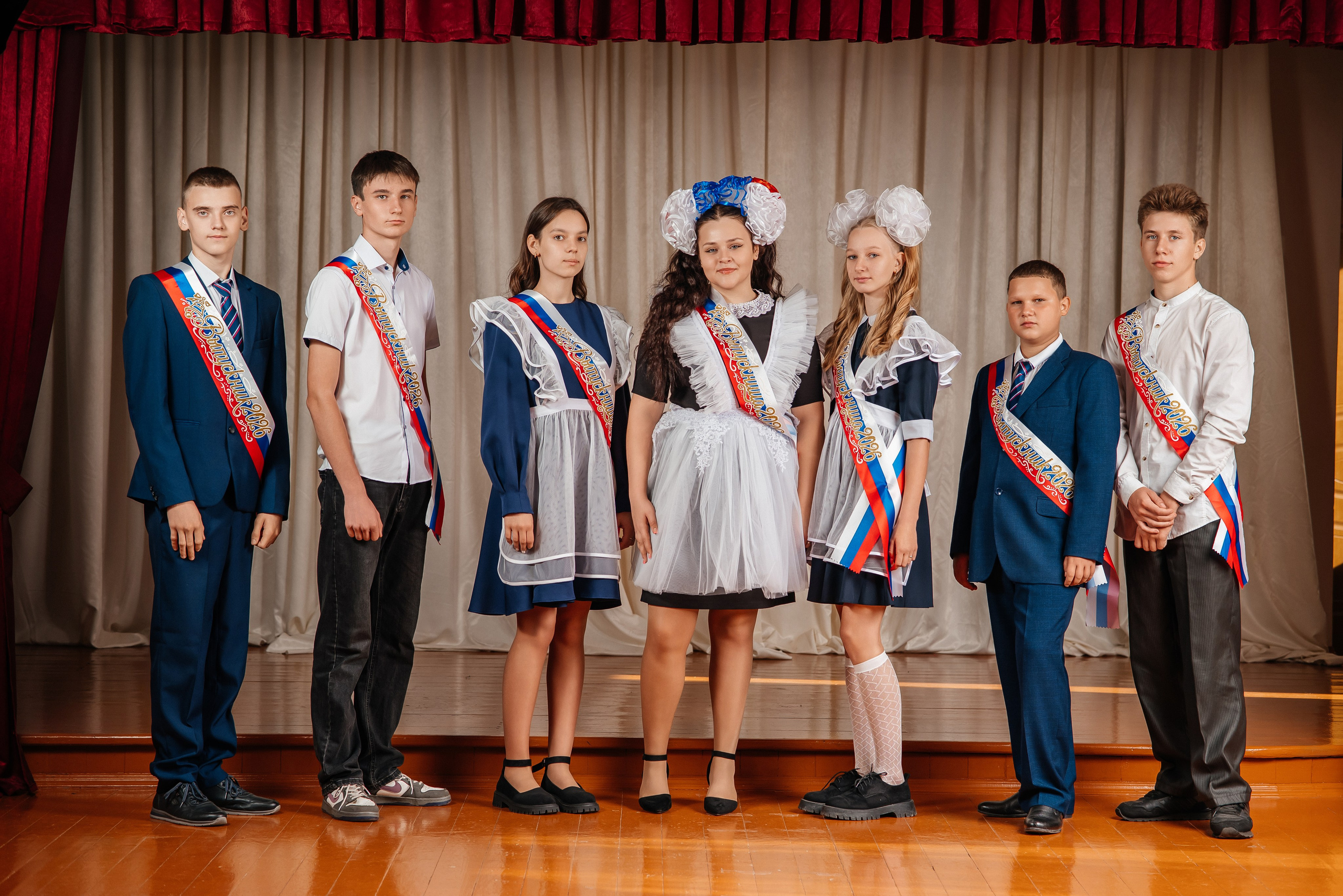 Классическая классика. Школьный фотограф в Валуйках. Фотосессии для выпускников и изготовление выпускных альбомов в городе Валуйки и в Белгородской области