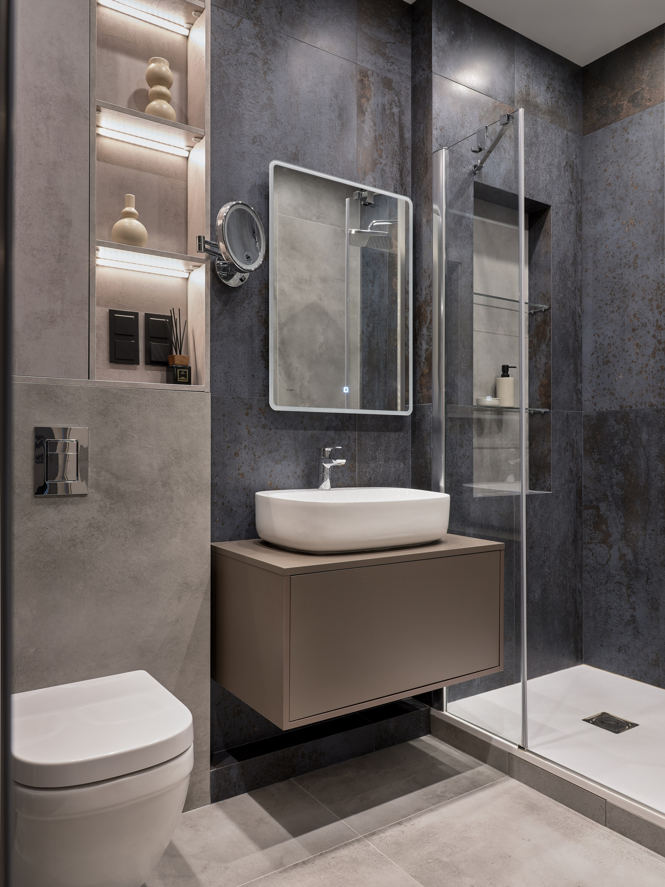 Светлое дерево и фиолетовые акценты. Фотограф Наталья Вершинина