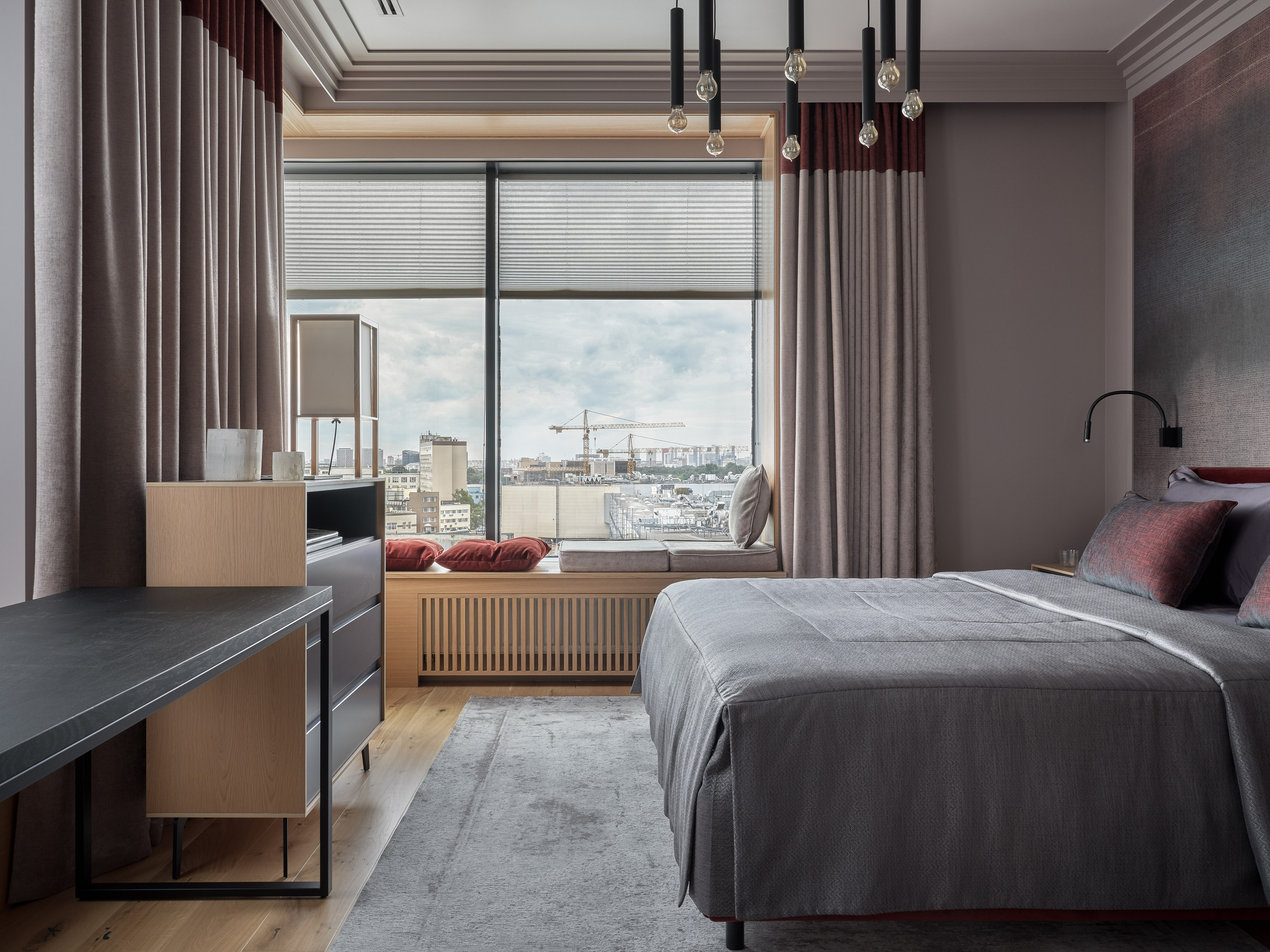 Светлое дерево и фиолетовые акценты. Фотограф Наталья Вершинина