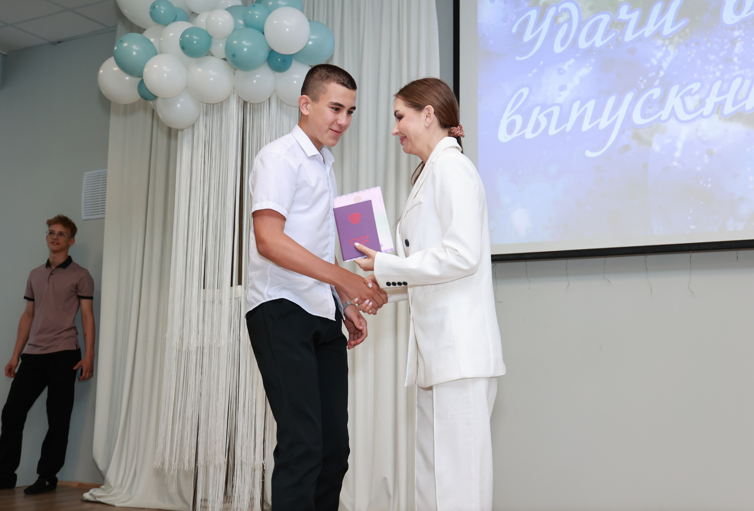 Вручение аттестатов СОШ 42 (2025г). Детский семейный фотограф Краснодар