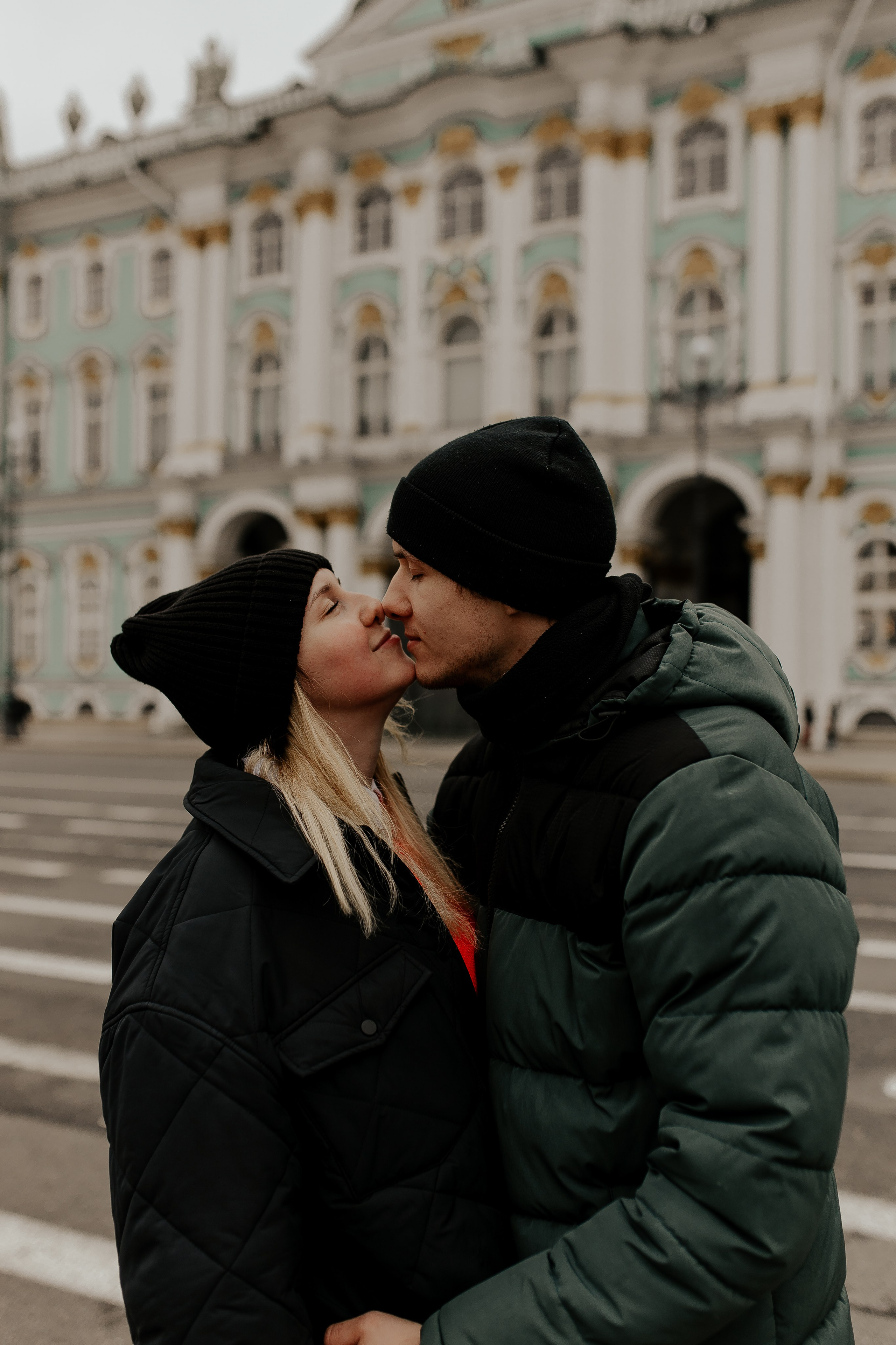 Поцелуй у Эрмитажа. Фотограф в Санкт-Петербурге Лиза Семченкова