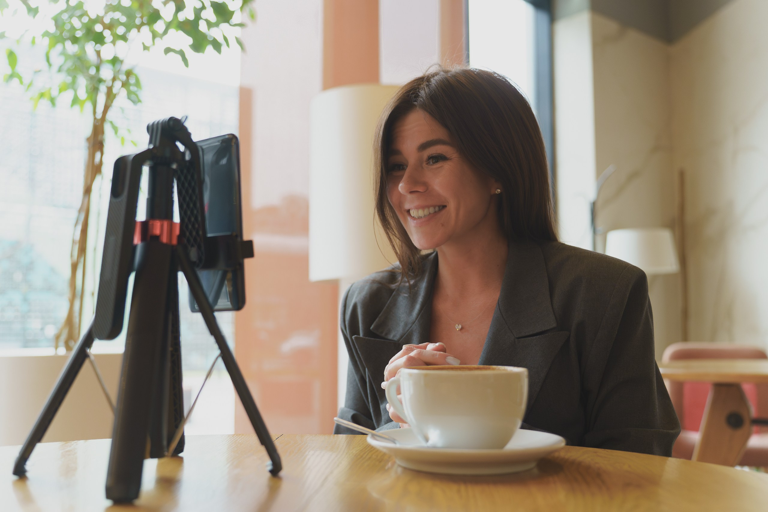 Портреты в кафе — стильные бизнес-портреты для блогера | Профессиональный портретный фотограф Екатеринбург