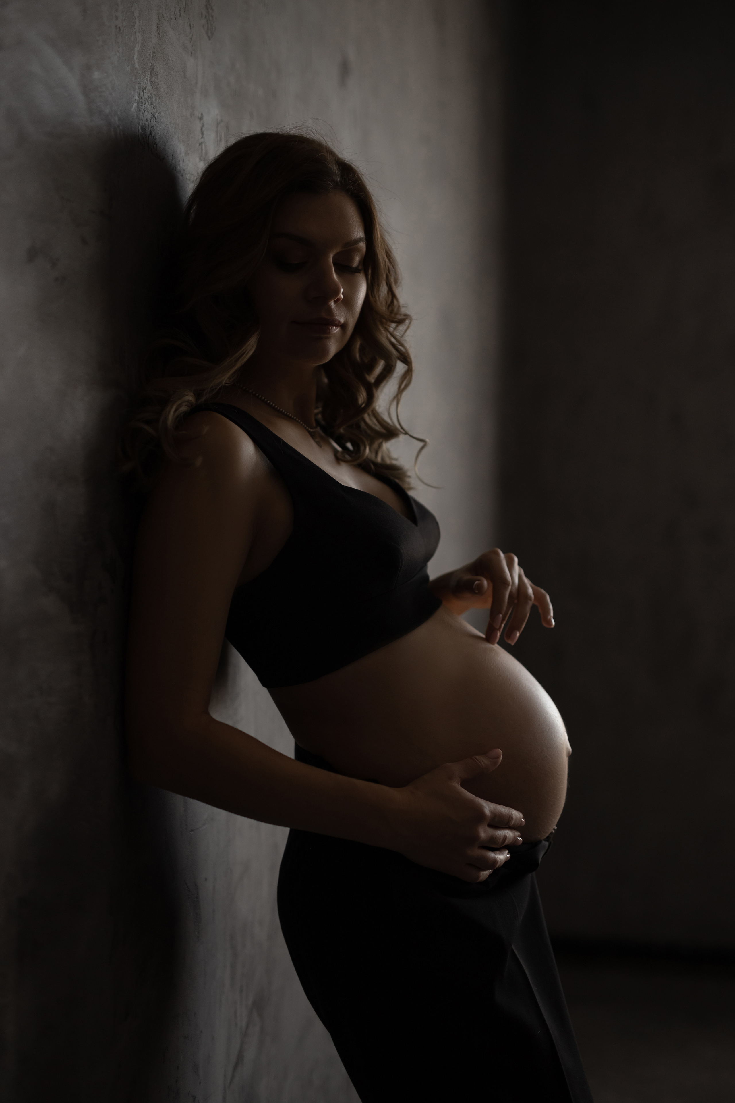 Беременность в темной студии. Демидова Натали, фотограф беременности и материнства г. Астана