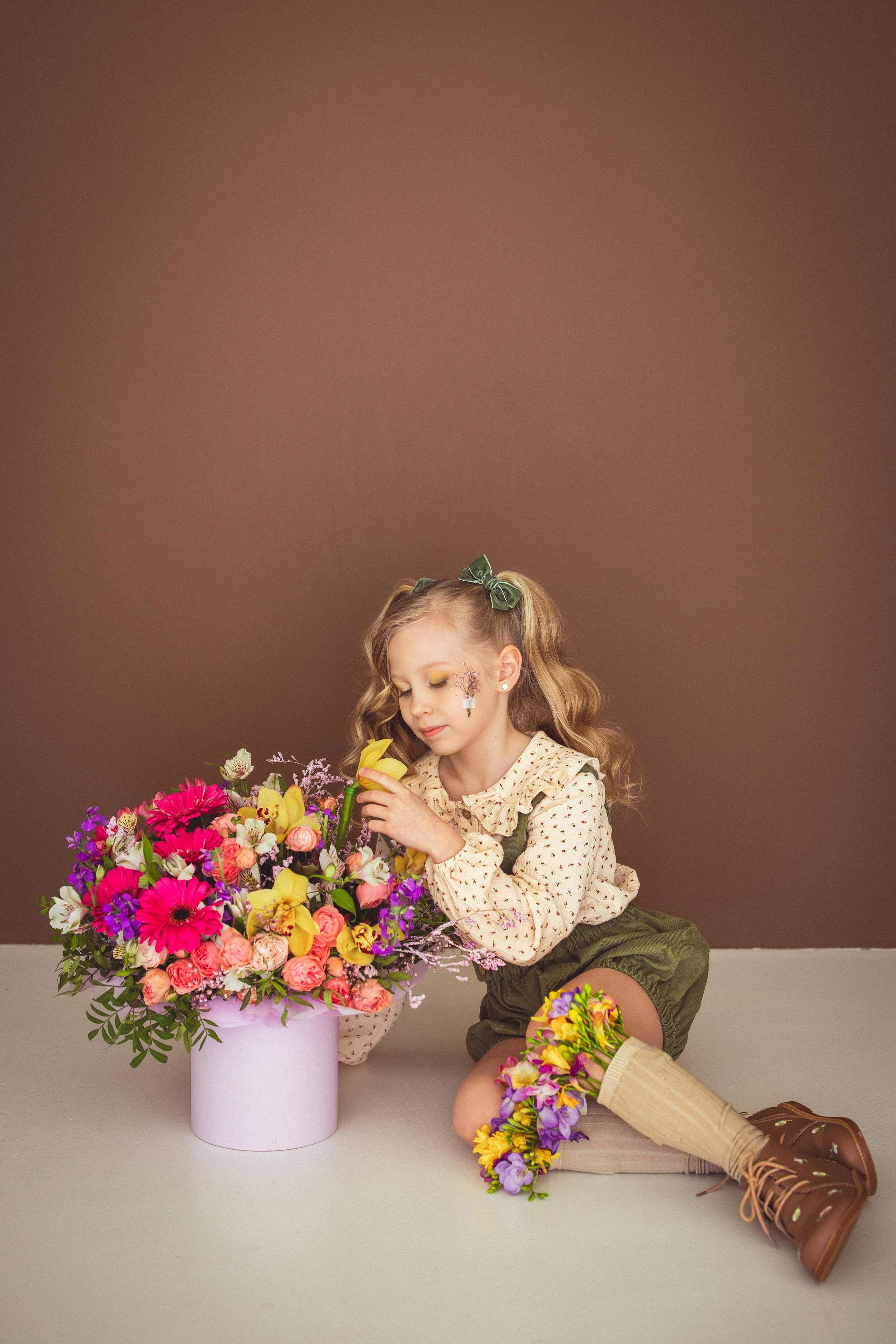 Фотосессия с ярким букетом цветов к 8 марта, 2024 г. Семейный и детский фотограф в Краснодаре Анна Трашкова