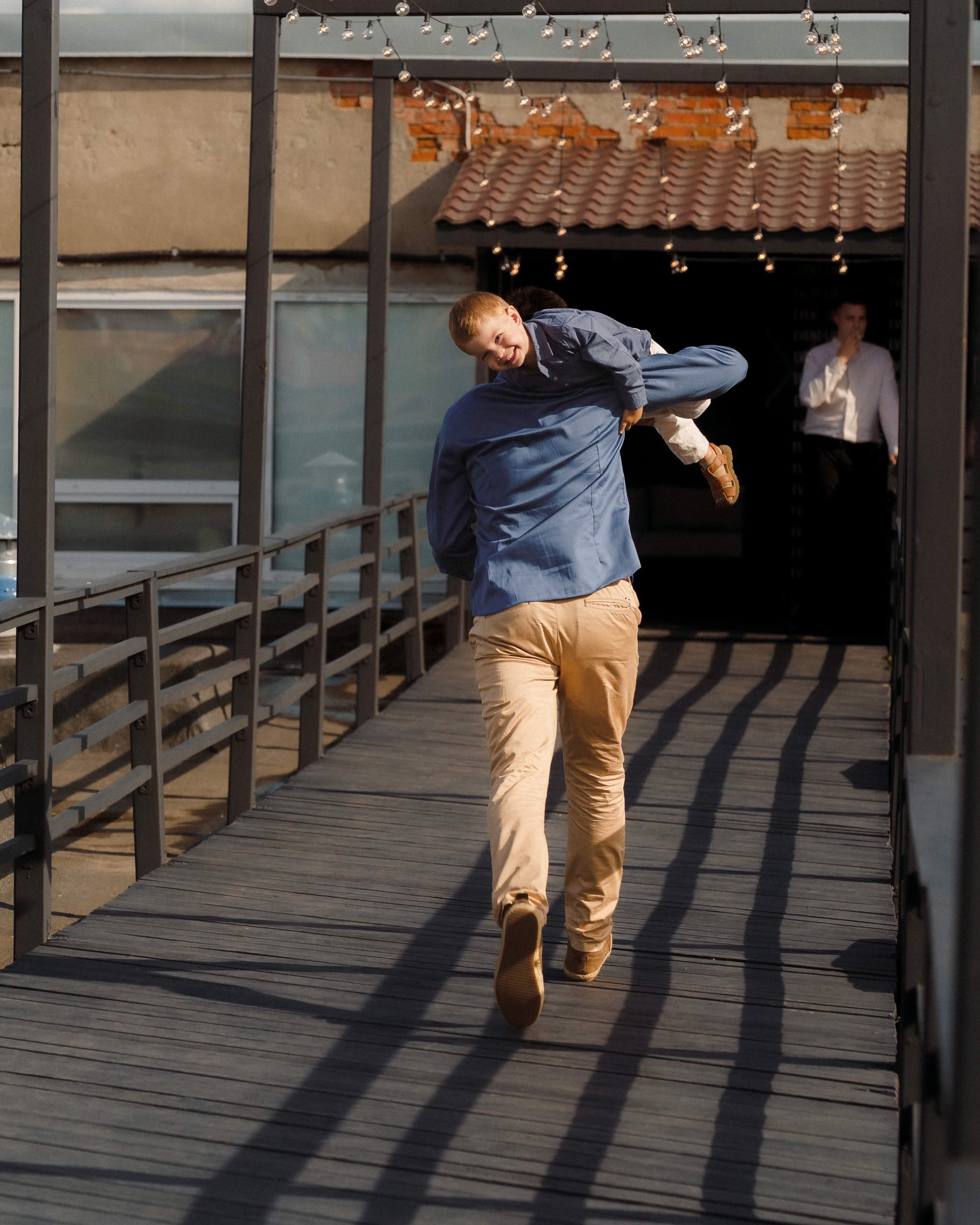 Гость свадьбы танцует на крыше Event Rest под гирляндами огней