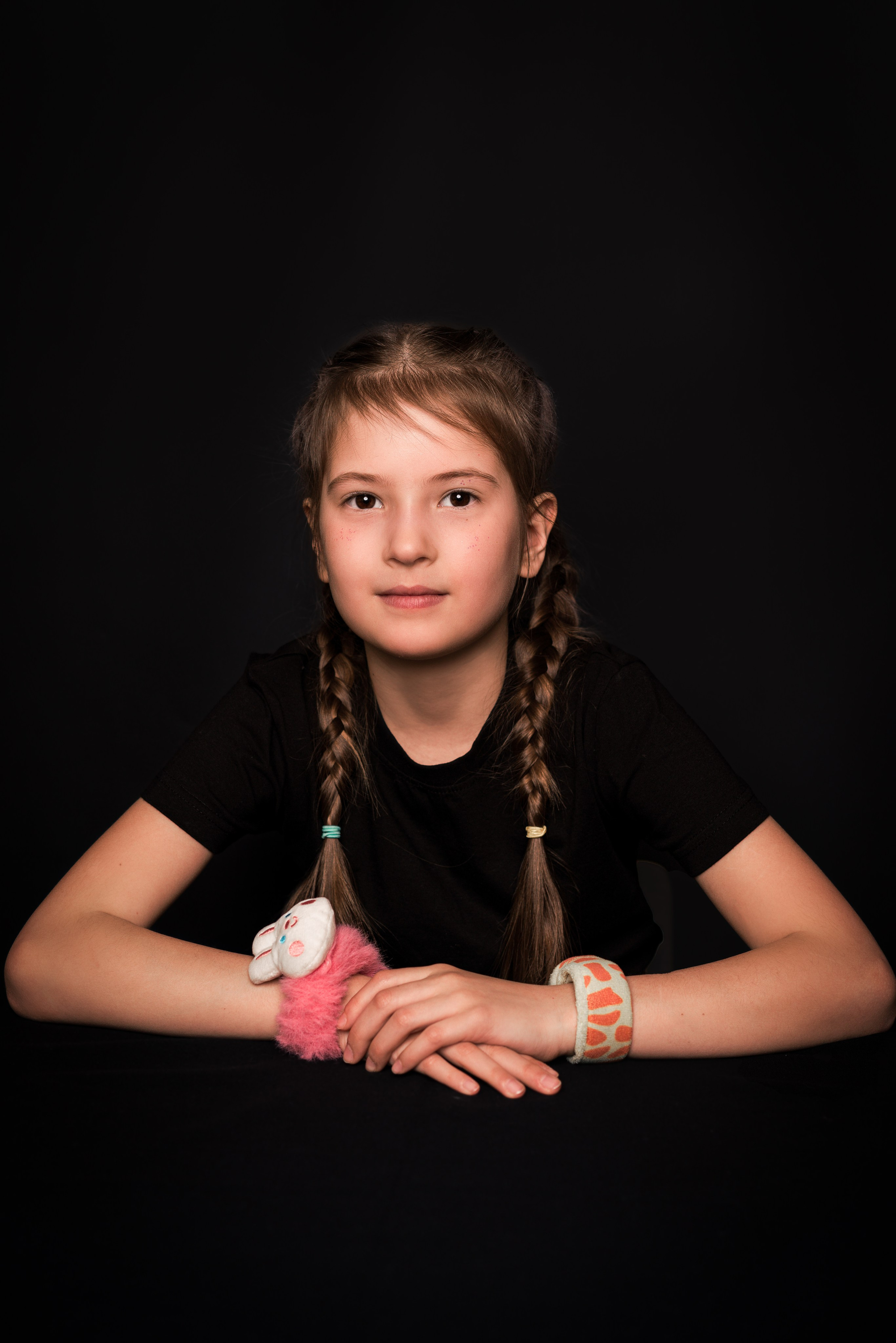 Детский сад, портреты на чёрном фоне. Фотограф Шунова Саша