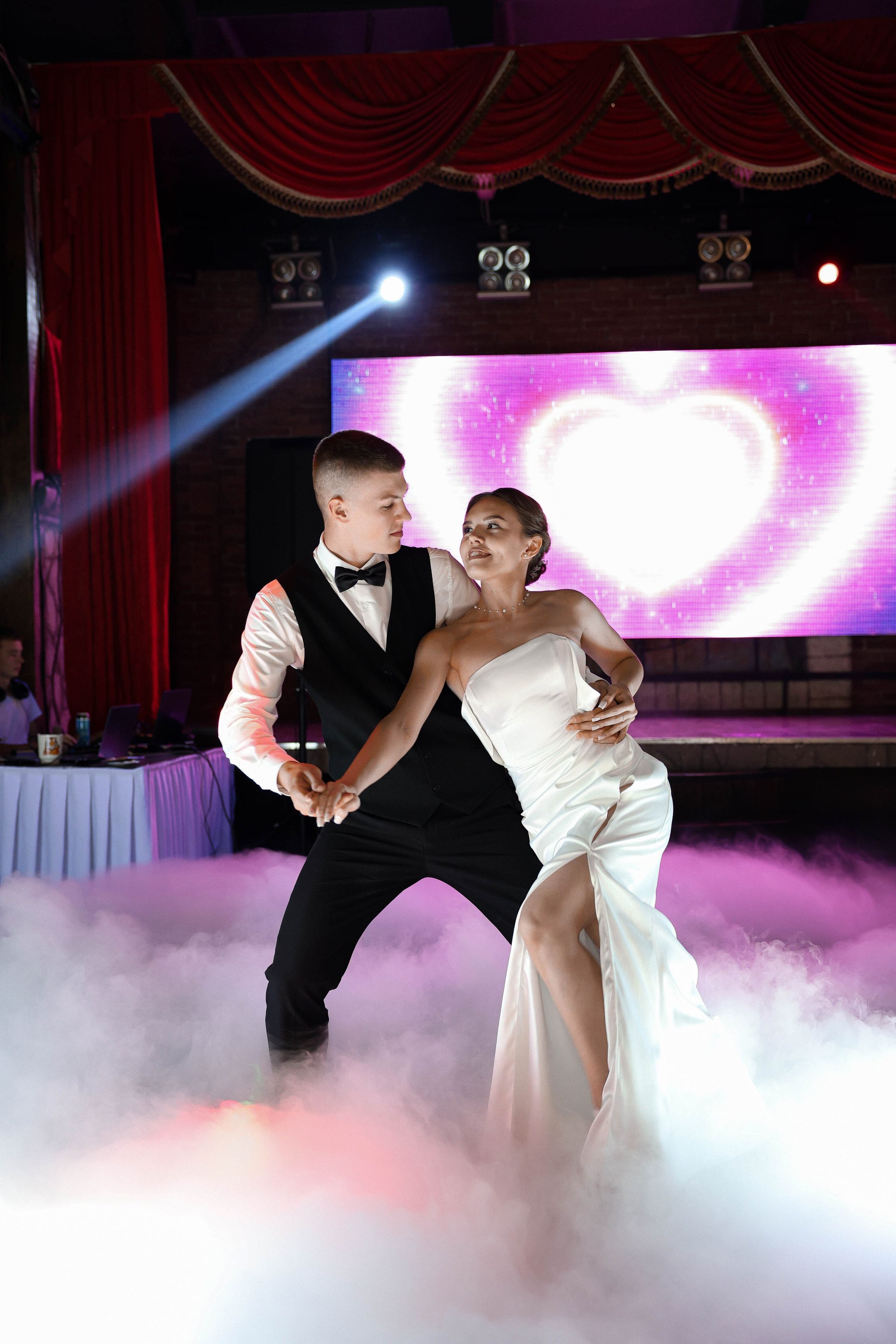 WEDDIND TNT. Свадебный и Школьный фотограф Улан-Удэ Бурятия Джулия Топоева Выпускные альбомы Фотограф на мероприятие