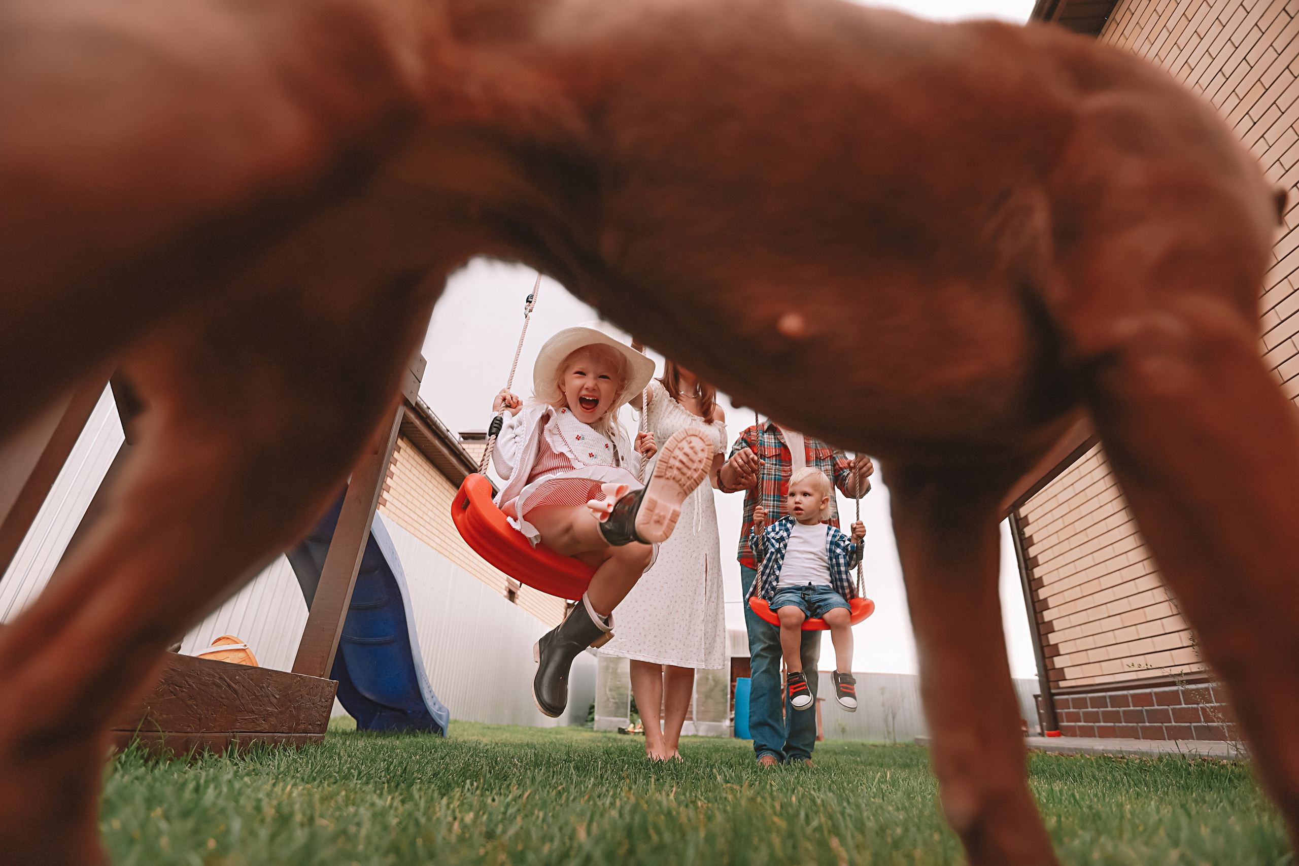 У дома. Семейный фотограф Тюмень, фотограф на роды Салмина Мария