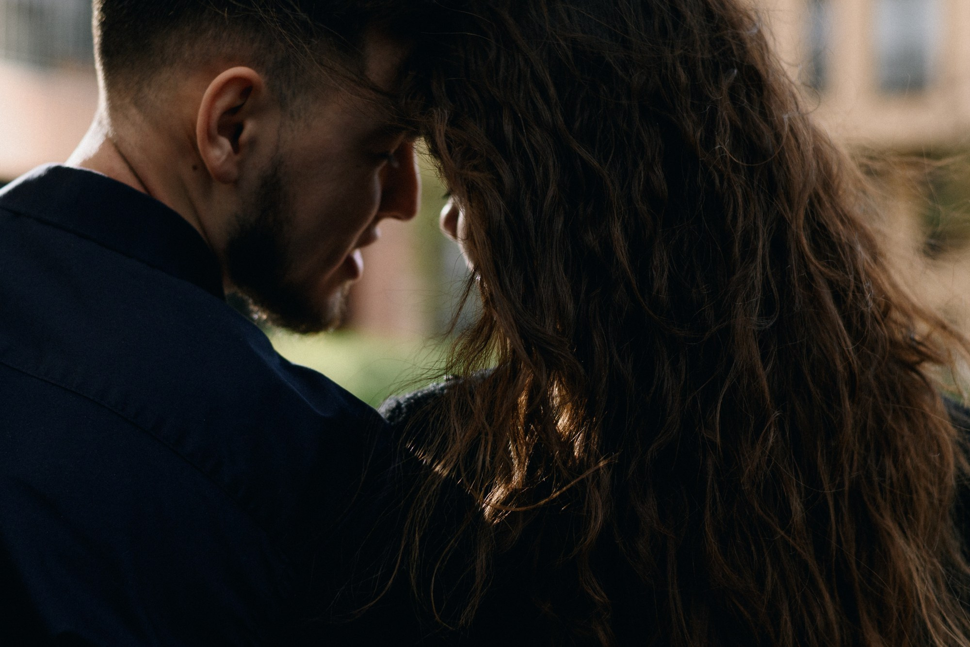 Фотосессия Love Story в Тюмени — стрит-стайл прогулка в Европейском районе. Портретный фотограф Тюмень Дарья Мустафина