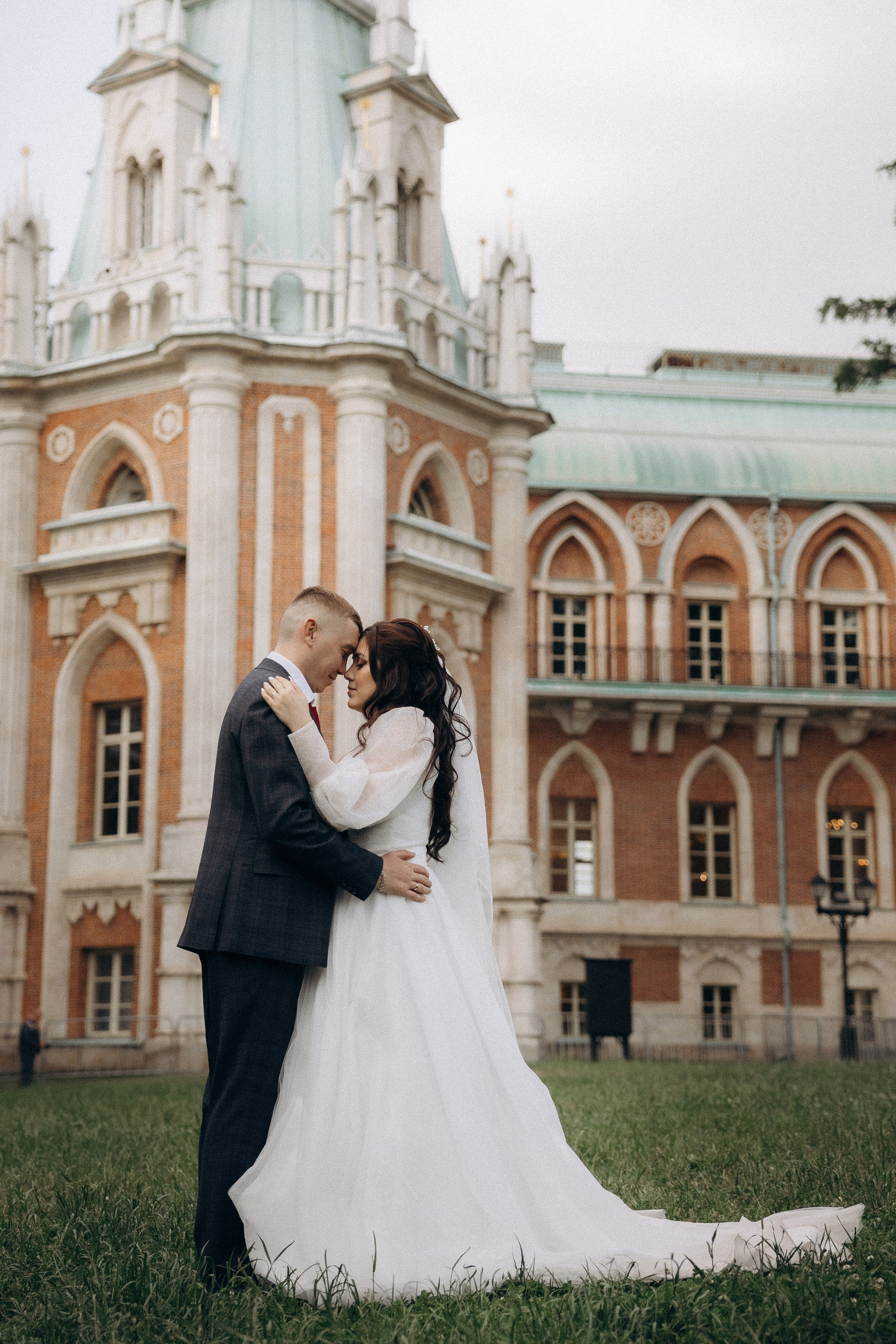 Свадебная фотосессия в парке Царицыно города Москвы