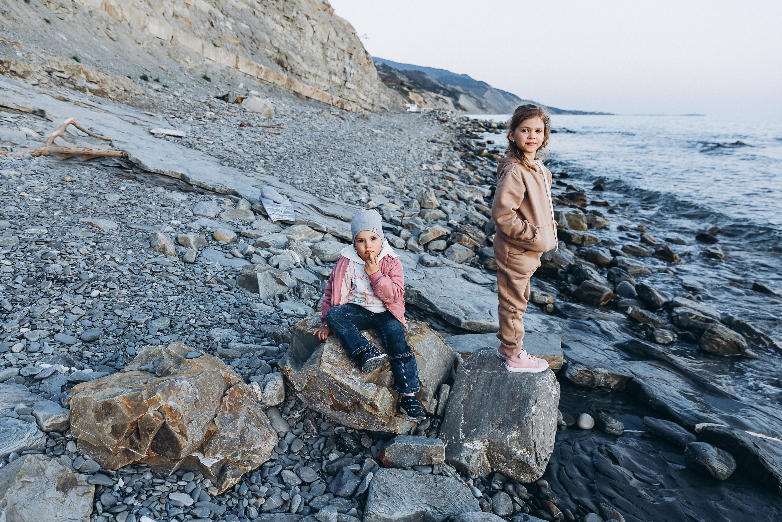 Гулять по склонам и греться под апрельским солнцем. Свадебный и семейный фотограф Анапа