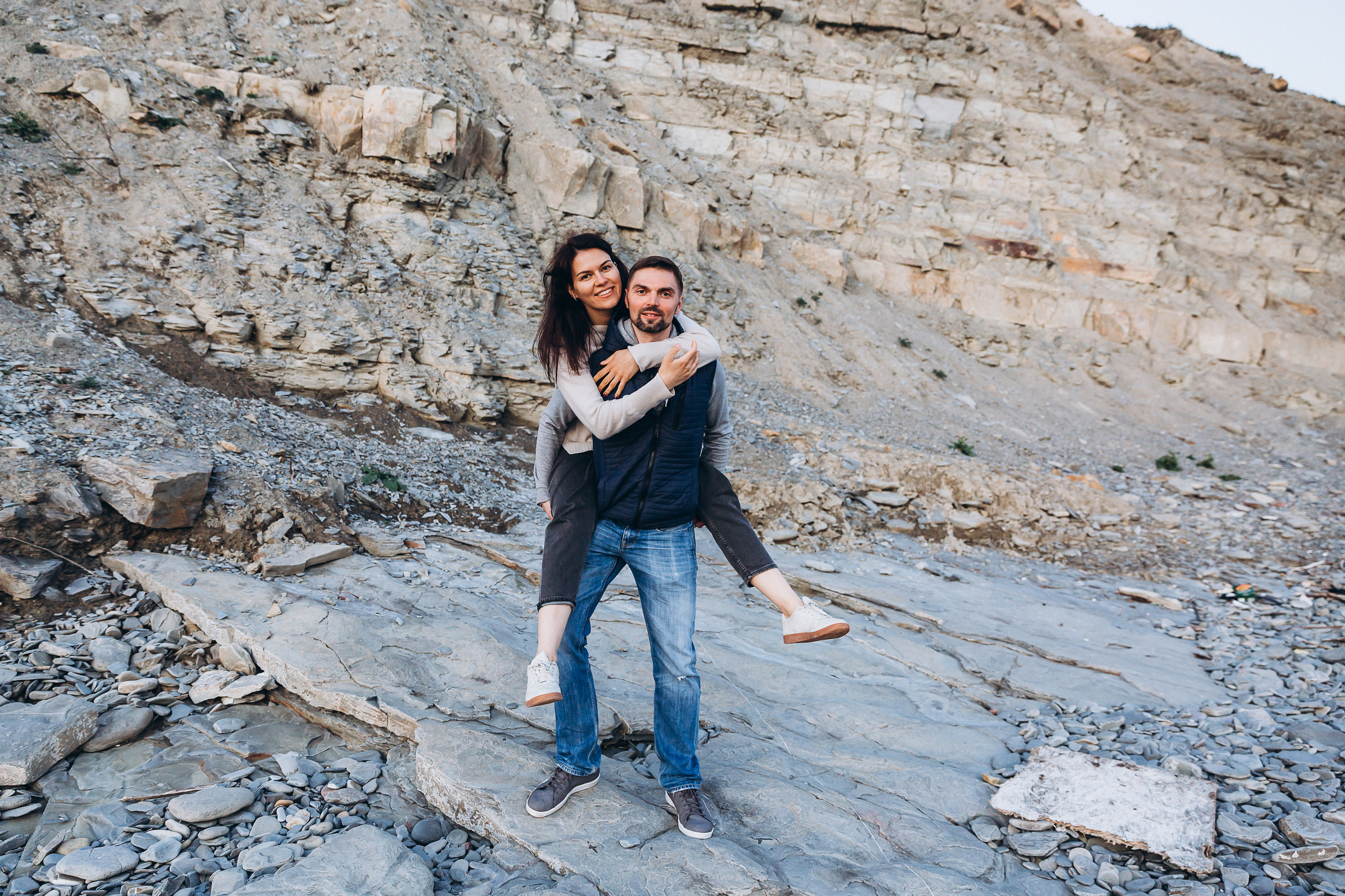 Гулять по склонам и греться под апрельским солнцем. Свадебный и семейный фотограф Анапа