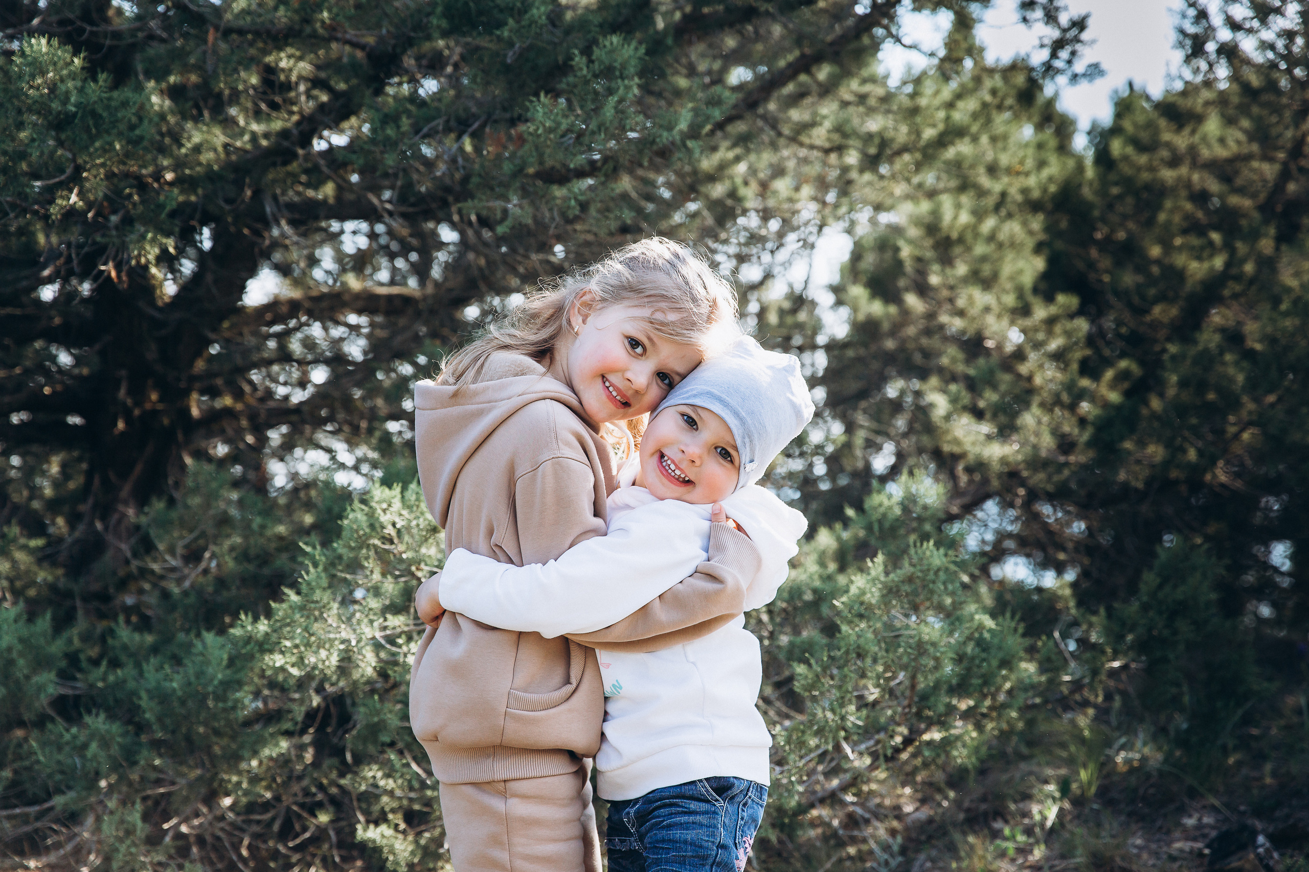 Гулять по склонам и греться под апрельским солнцем. Свадебный и семейный фотограф Анапа