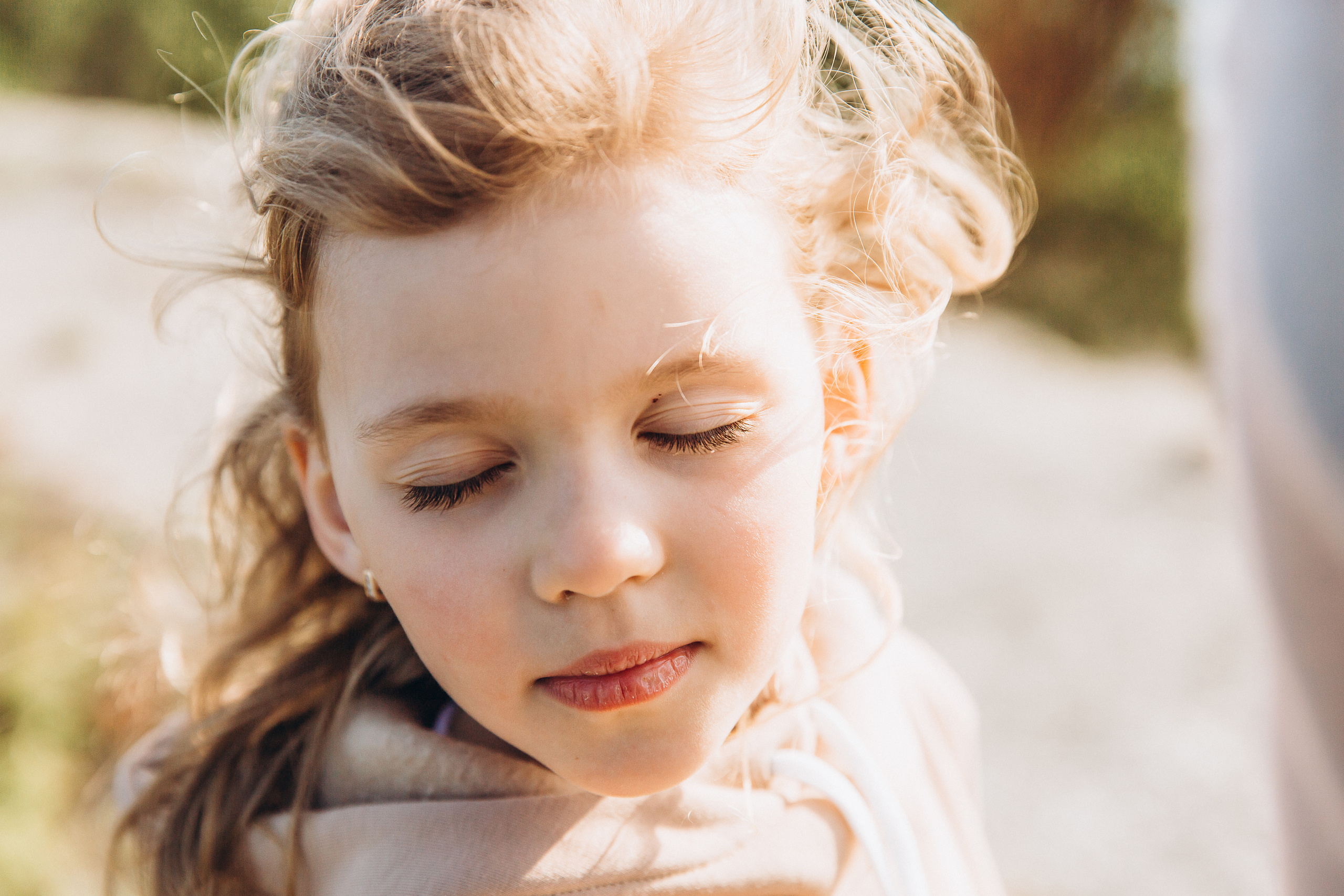 Гулять по склонам и греться под апрельским солнцем. Свадебный и семейный фотограф Анапа
