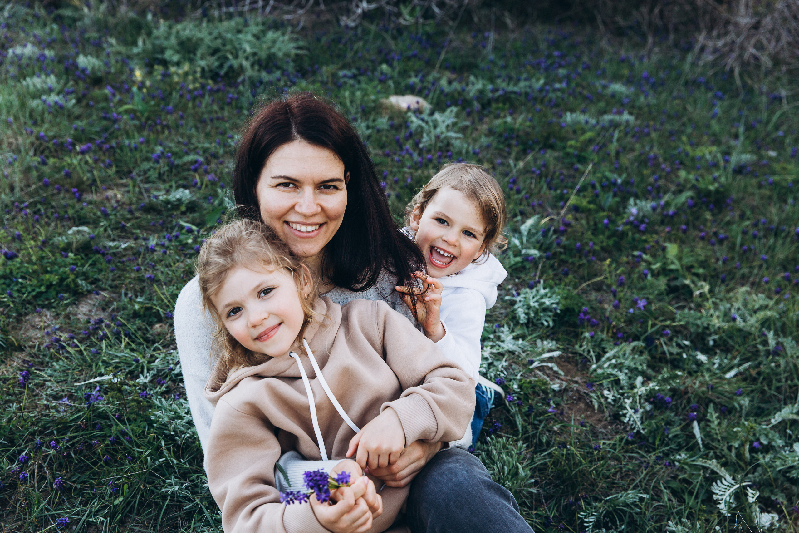 Гулять по склонам и греться под апрельским солнцем. Свадебный и семейный фотограф Анапа