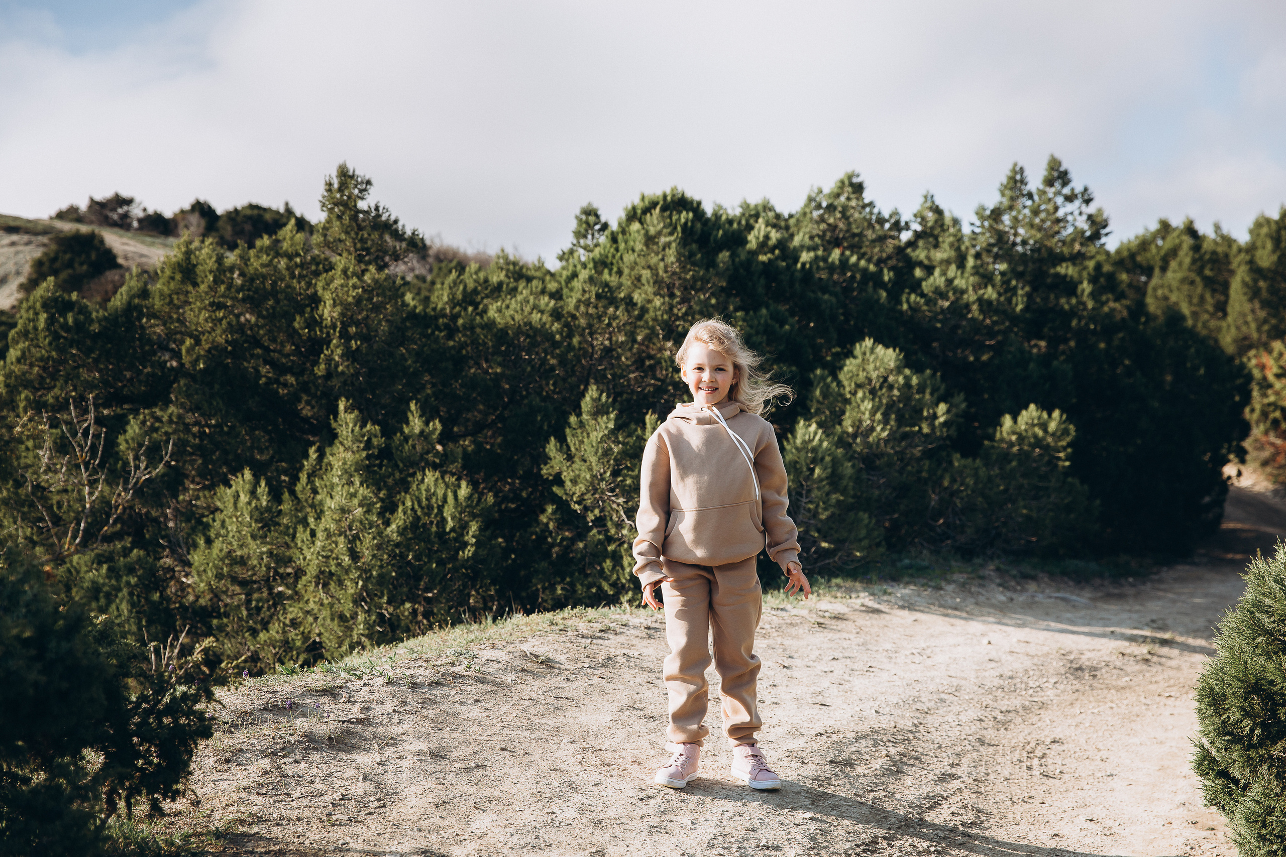 Гулять по склонам и греться под апрельским солнцем. Свадебный и семейный фотограф Анапа