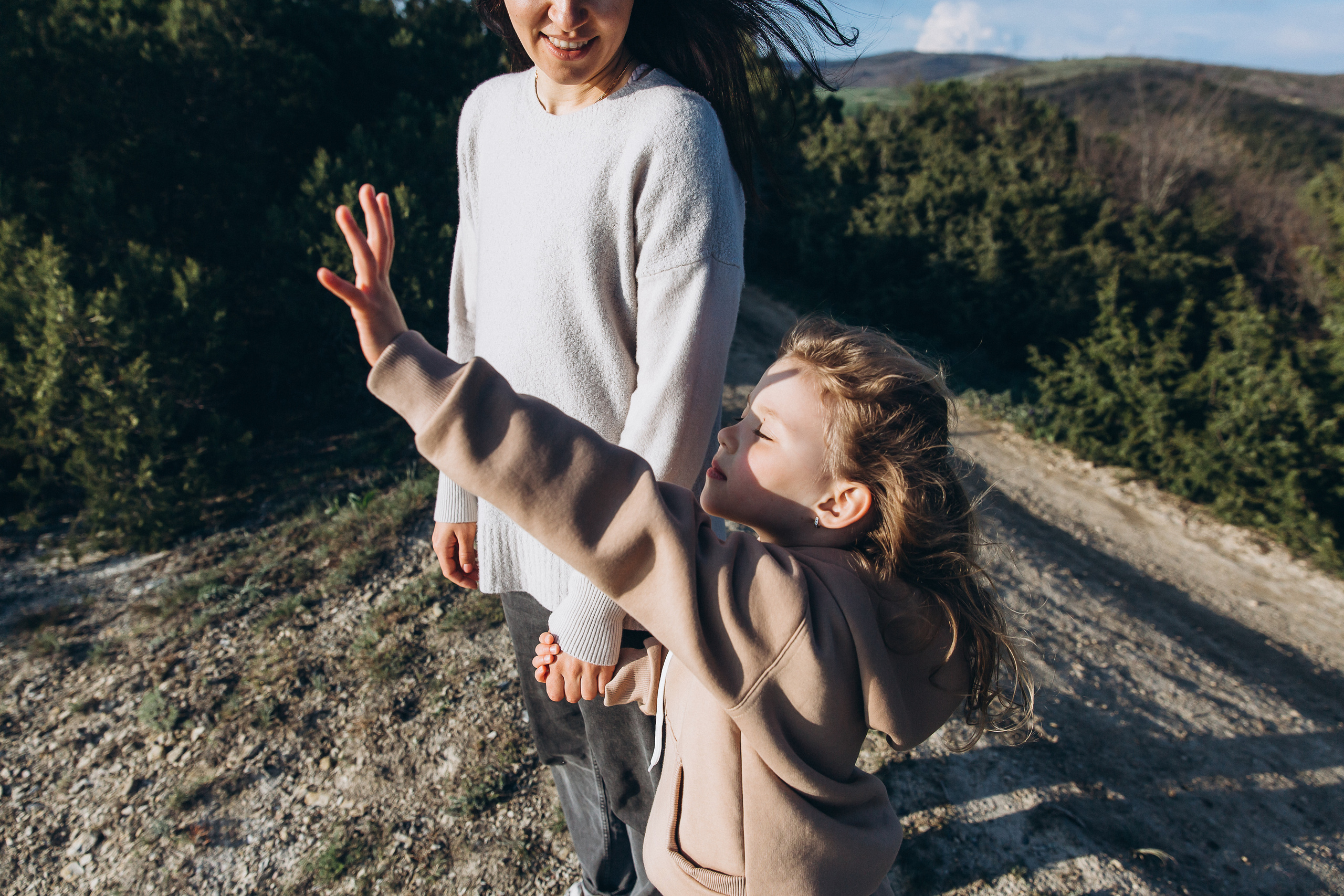 Гулять по склонам и греться под апрельским солнцем. Свадебный и семейный фотограф Анапа
